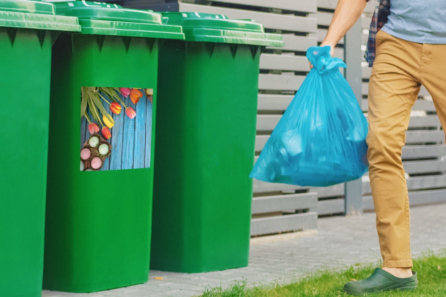 MuchoWow Wandsticker Ostereier und bunte einem Mülleimer-aufkleber, Abfalbehälter zu Sticker, (1 Container, Mülltonne, Tulpen Ostern auf St), hölzernen Hintergrund