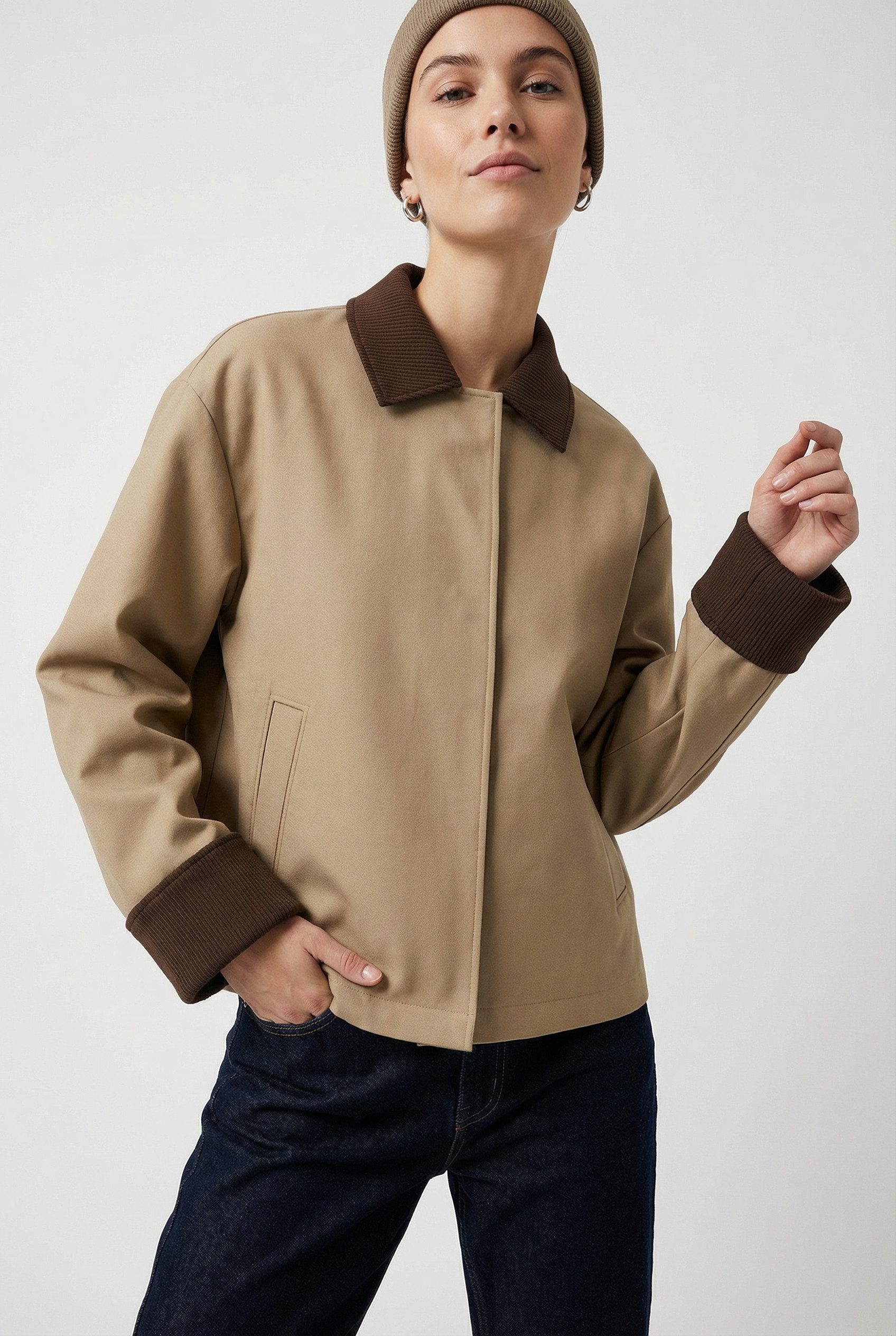 pieces Kurzjacke PCJORMA SHORT LIGHT JACKET NOOS BC mit farblich abgesetztem Kragen und Bündchen