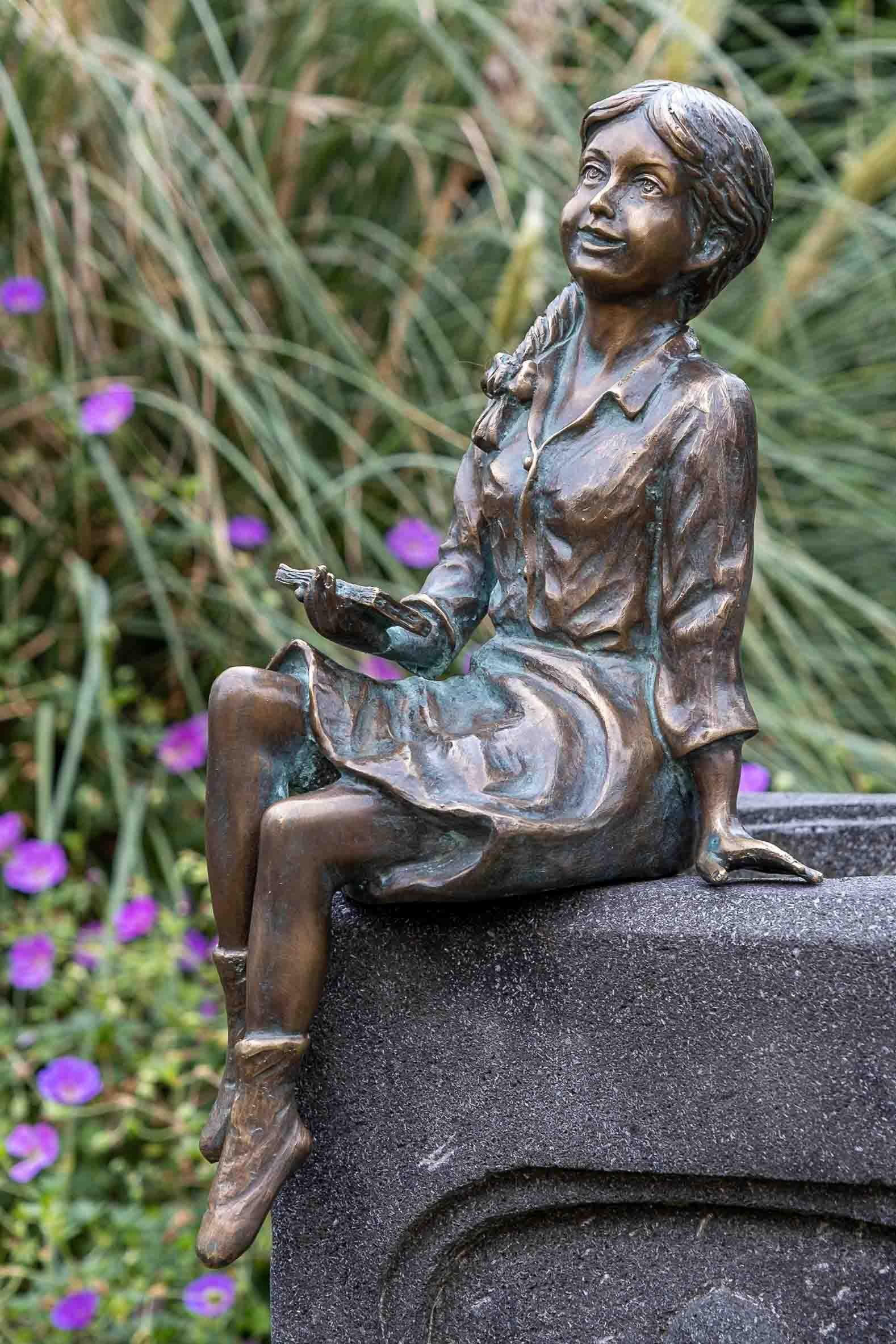 IDYL Gartenfigur IDYL Rottenecker Bronze-Skulptur Emily klein, Bronze – sehr robust – Langlebig – witterungsbeständig gegen Frost, Regen und UV-Strahlung. Die Modelle werden in Wachsausschmelzverfahren in Bronze gegossen und von Hand patiniert.