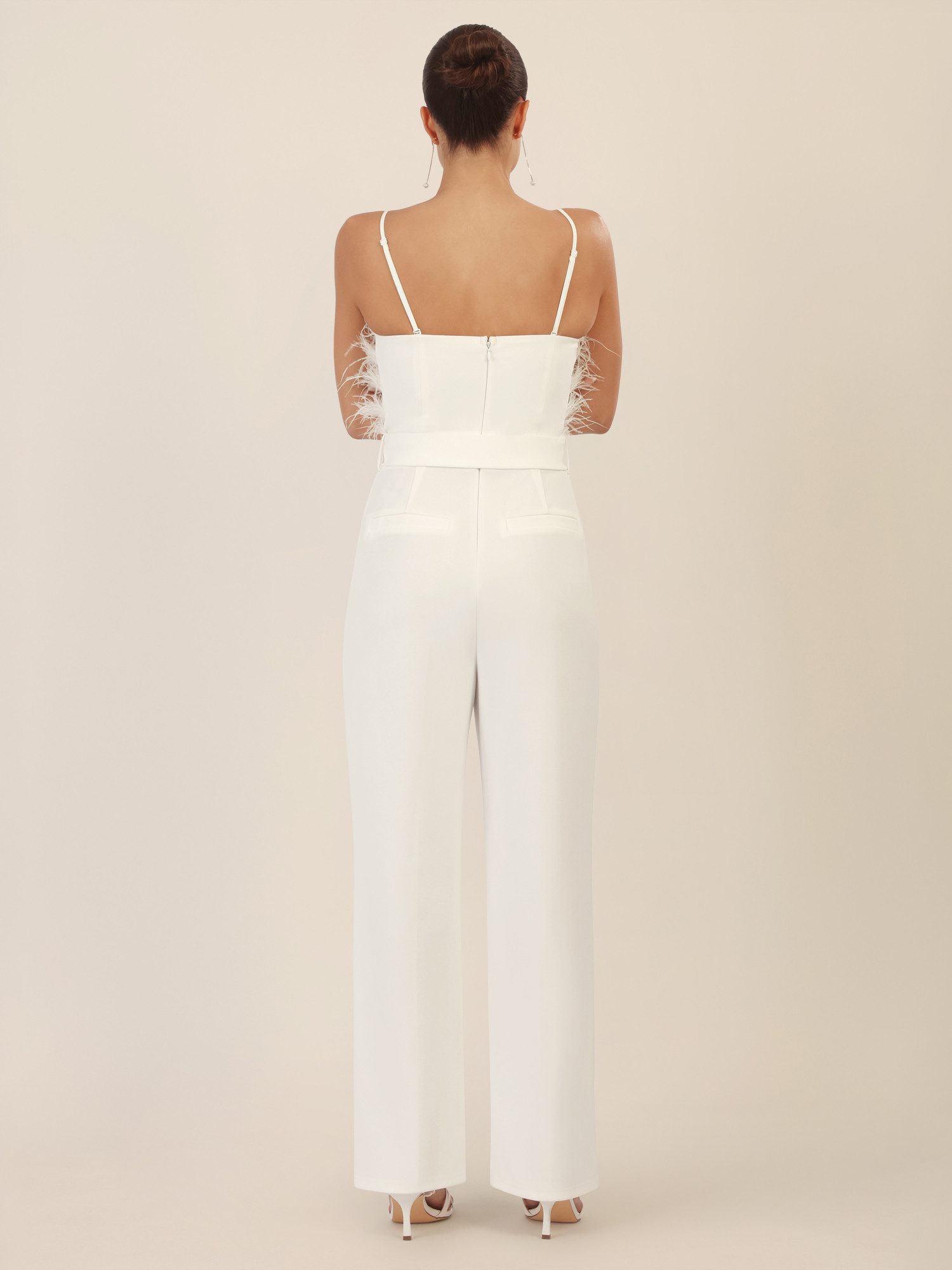 Apart Jumpsuit mit Straußenfedern verziert