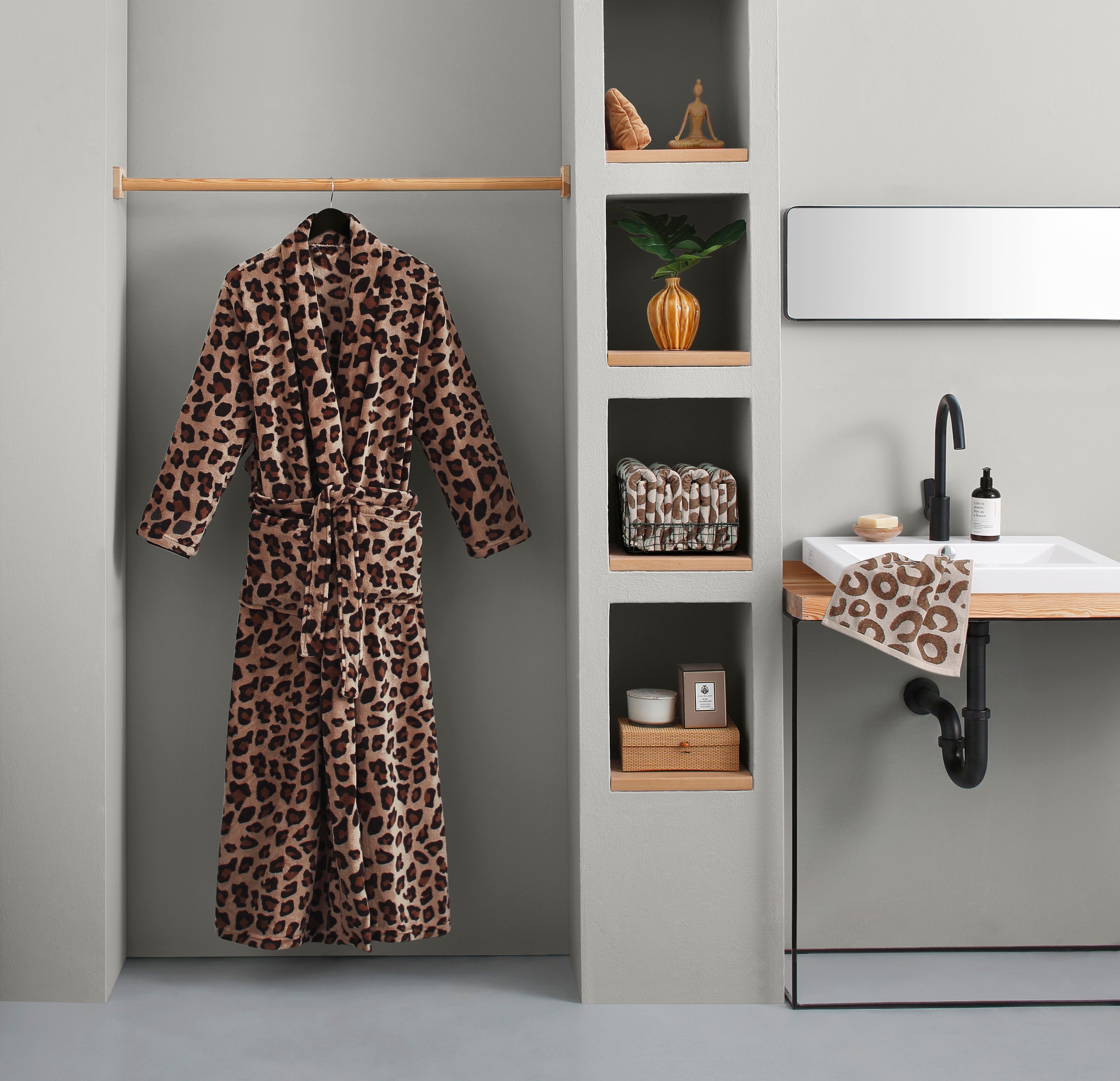 OTTO home Unisex-Bademantel Leo, ideal für Sauna, Spa & im Urlaub, modern, extra lang, Langform, Microfaser, Schalkragen, Gürtel, Animal Print, weich und kuschelig, Plüsch, für Damen und Herren, S-XL