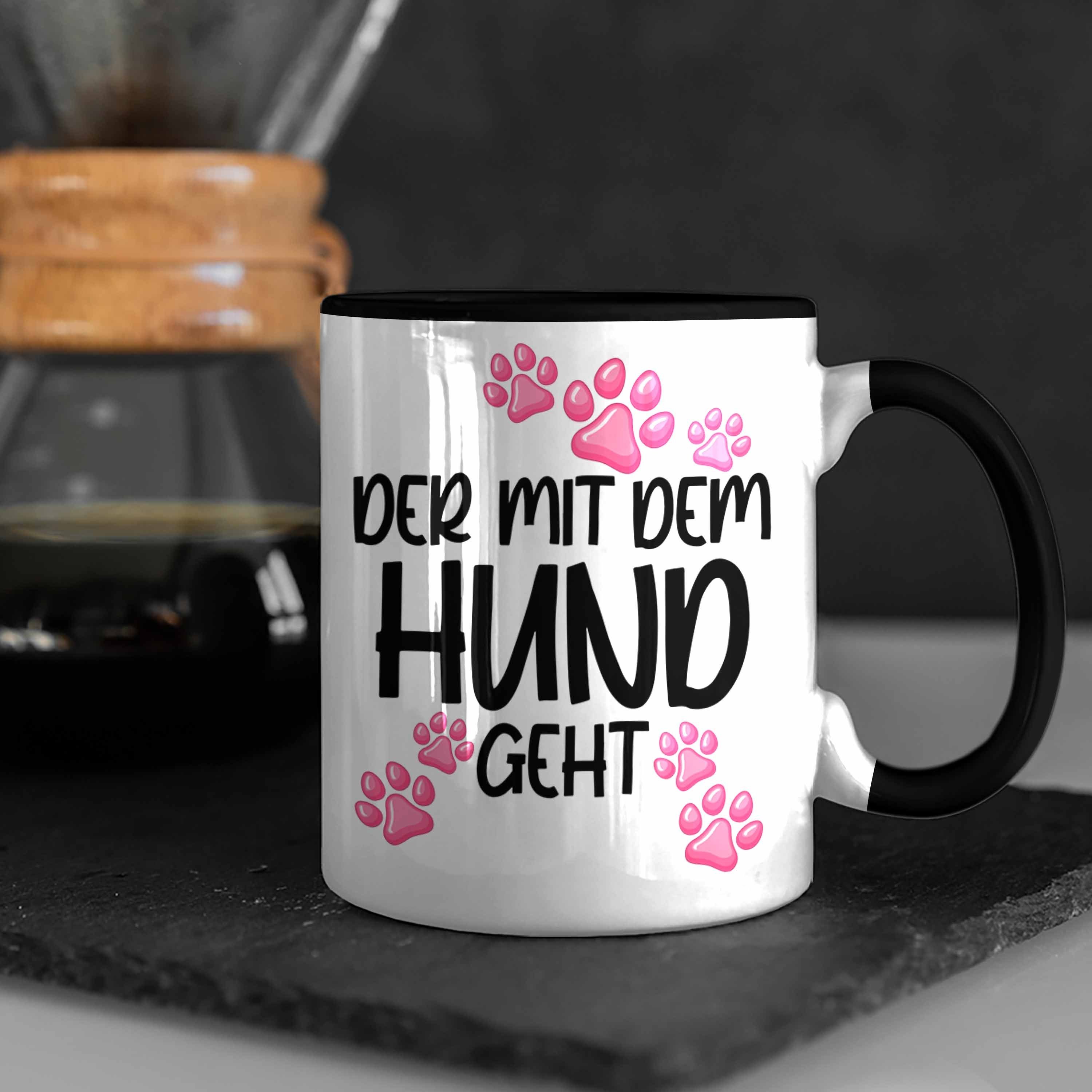 Trendation Tasse Trendation - Geschenkidee Hundebesitzer Schwarz Spruch Becher Tasse Der Hund Mit Tasse Geht Hunde Lustig mit dem