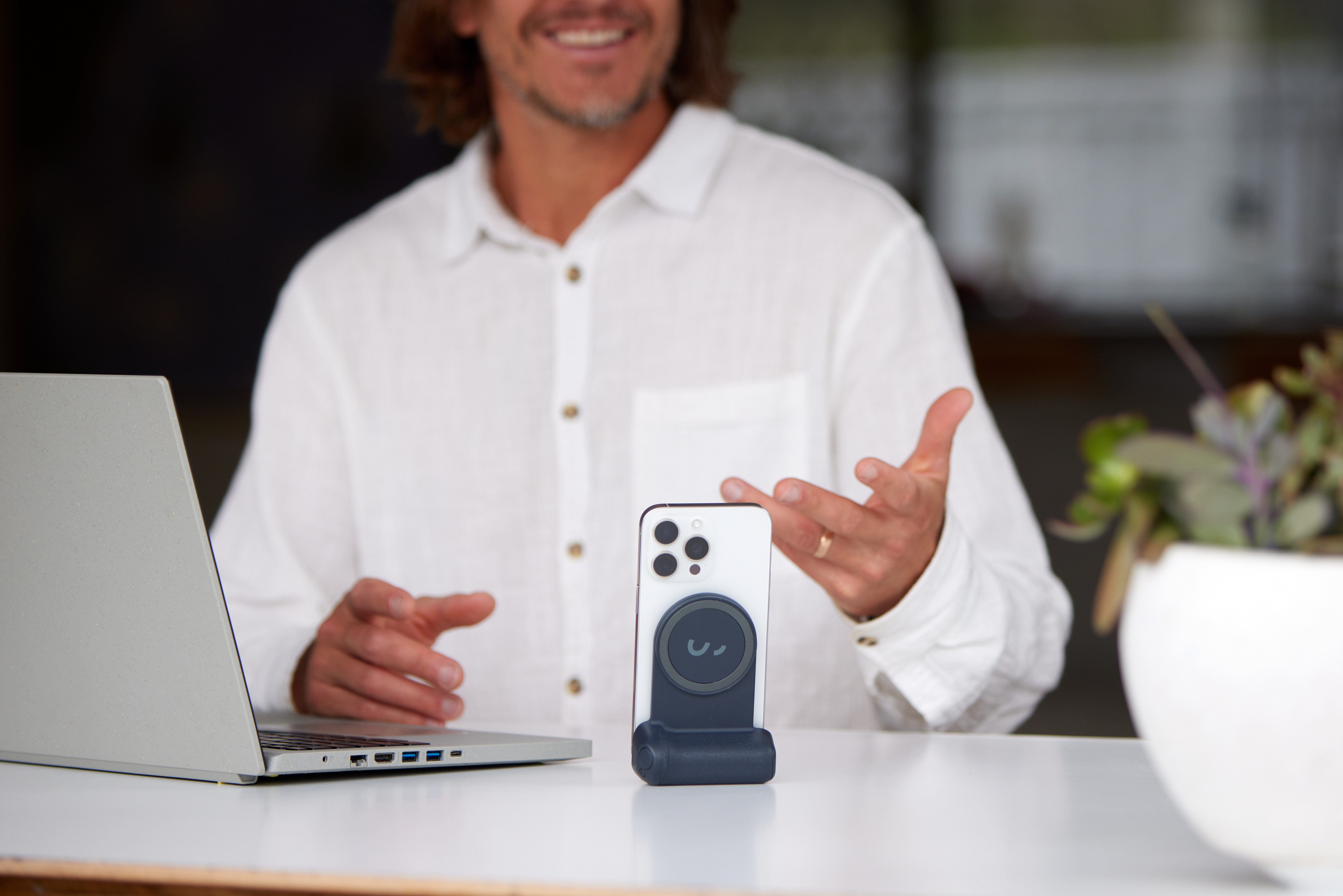 ShiftCam Smartphone-Halterung SnapGrip Essential, (praktischer Handgriff, 180° drehbar, magnetisch)