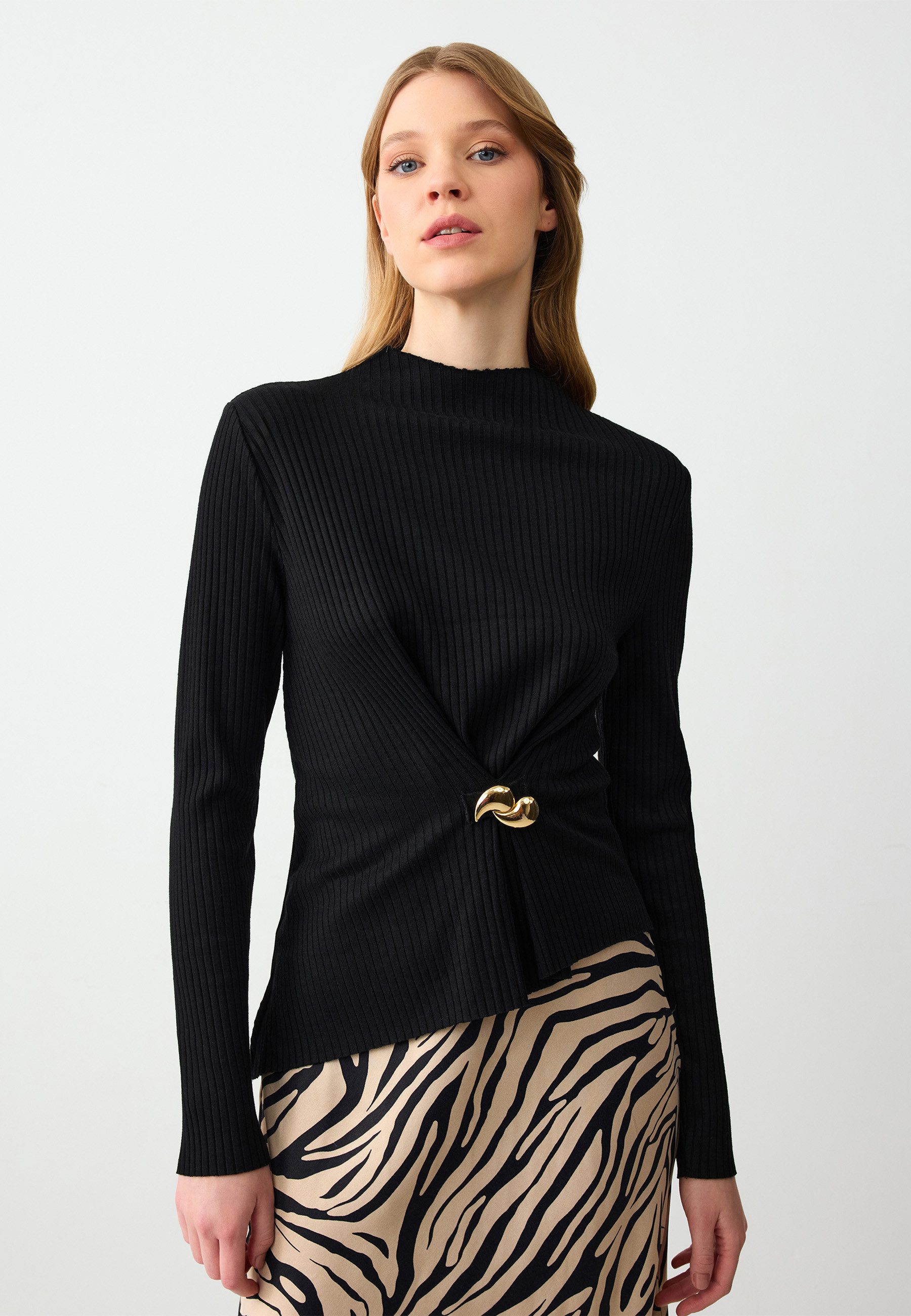 Strickpullover Slim Fit Strickbluse Mit Null-Ausschnitt Und Rüschendetail