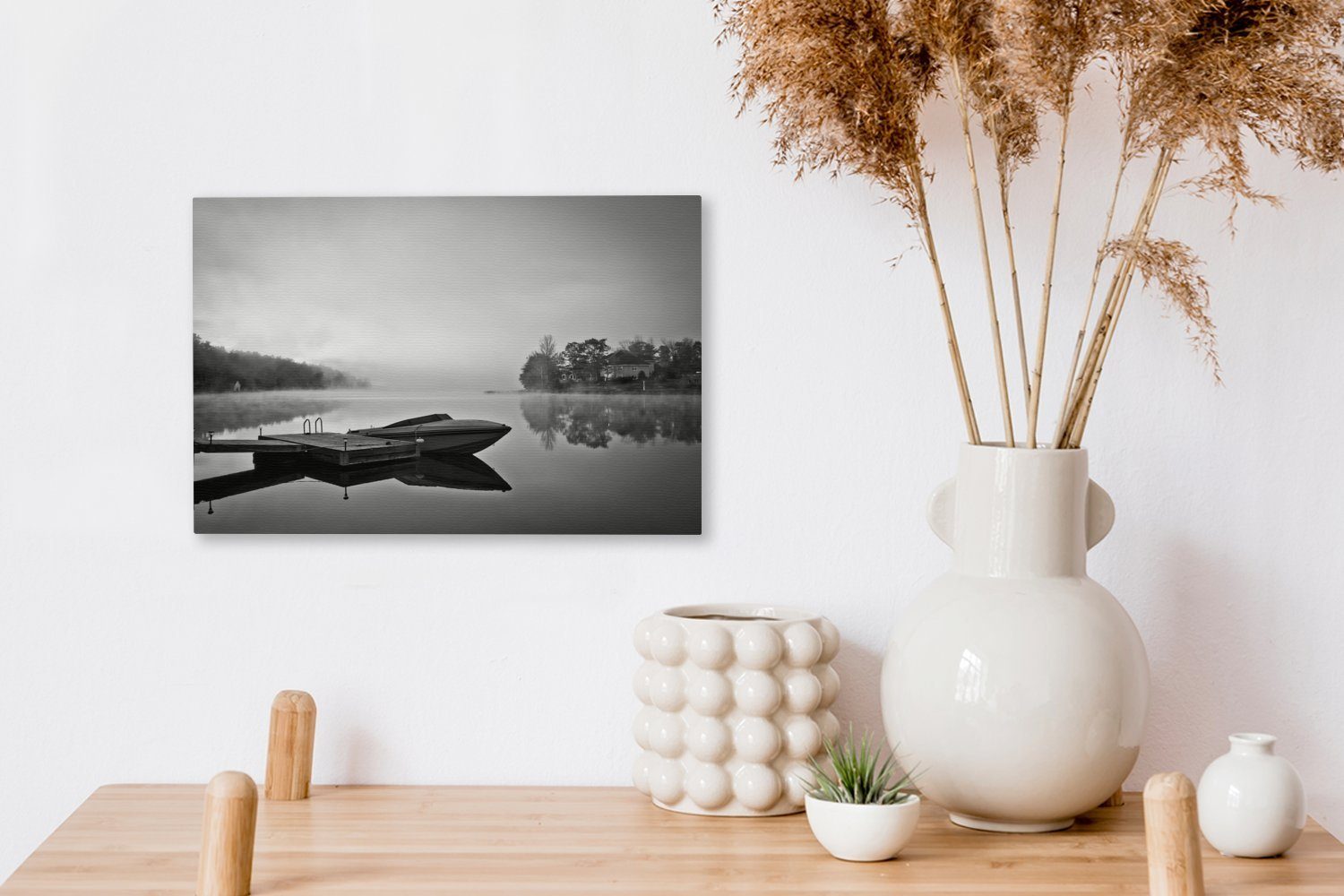 OneMillionCanvasses® schwarz Aufhängefertig, und 30x20 Wandbild liegt Schnellboot Leinwandbild am (1 weiß, cm St), Leinwandbilder, - Wanddeko, Steg