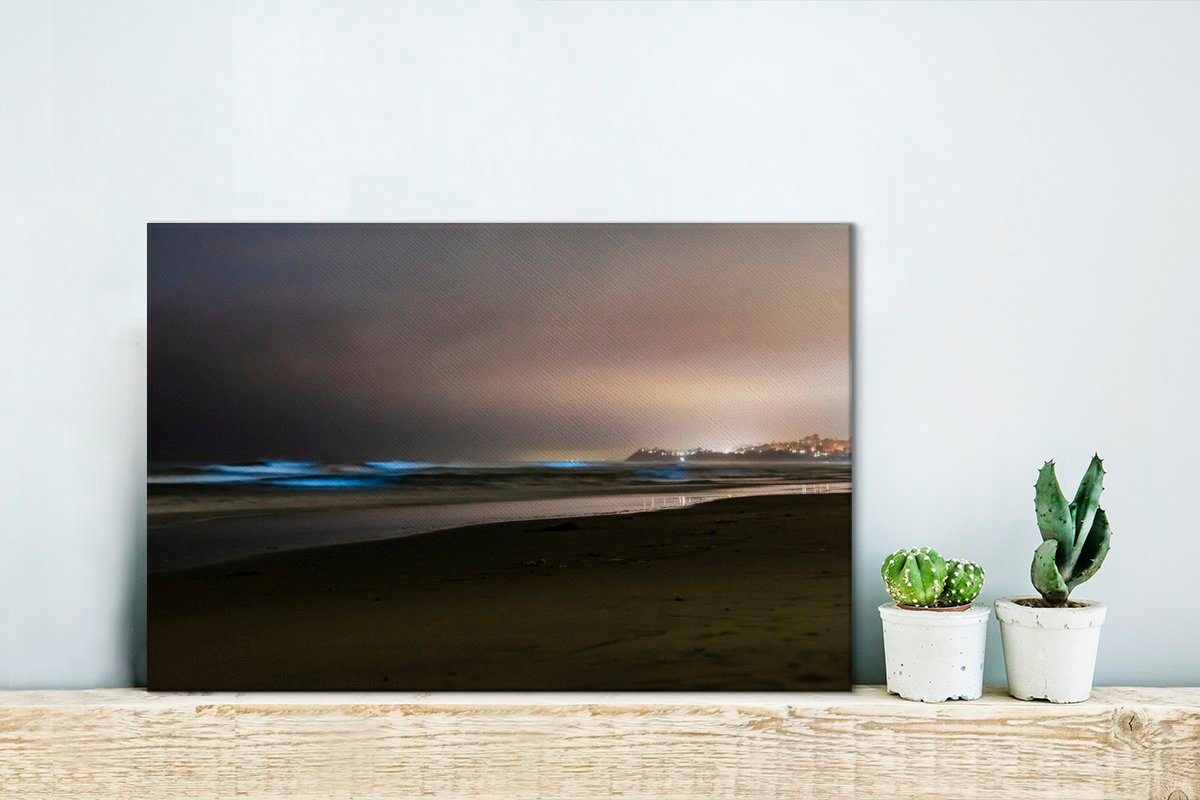OneMillionCanvasses® Leinwandbild Biolumineszierende Wellen in einer Bucht, Leinwandbilder, Wandbild Aufhängefertig, (1 Wanddeko, biolumineszierenden St), 30x20 cm