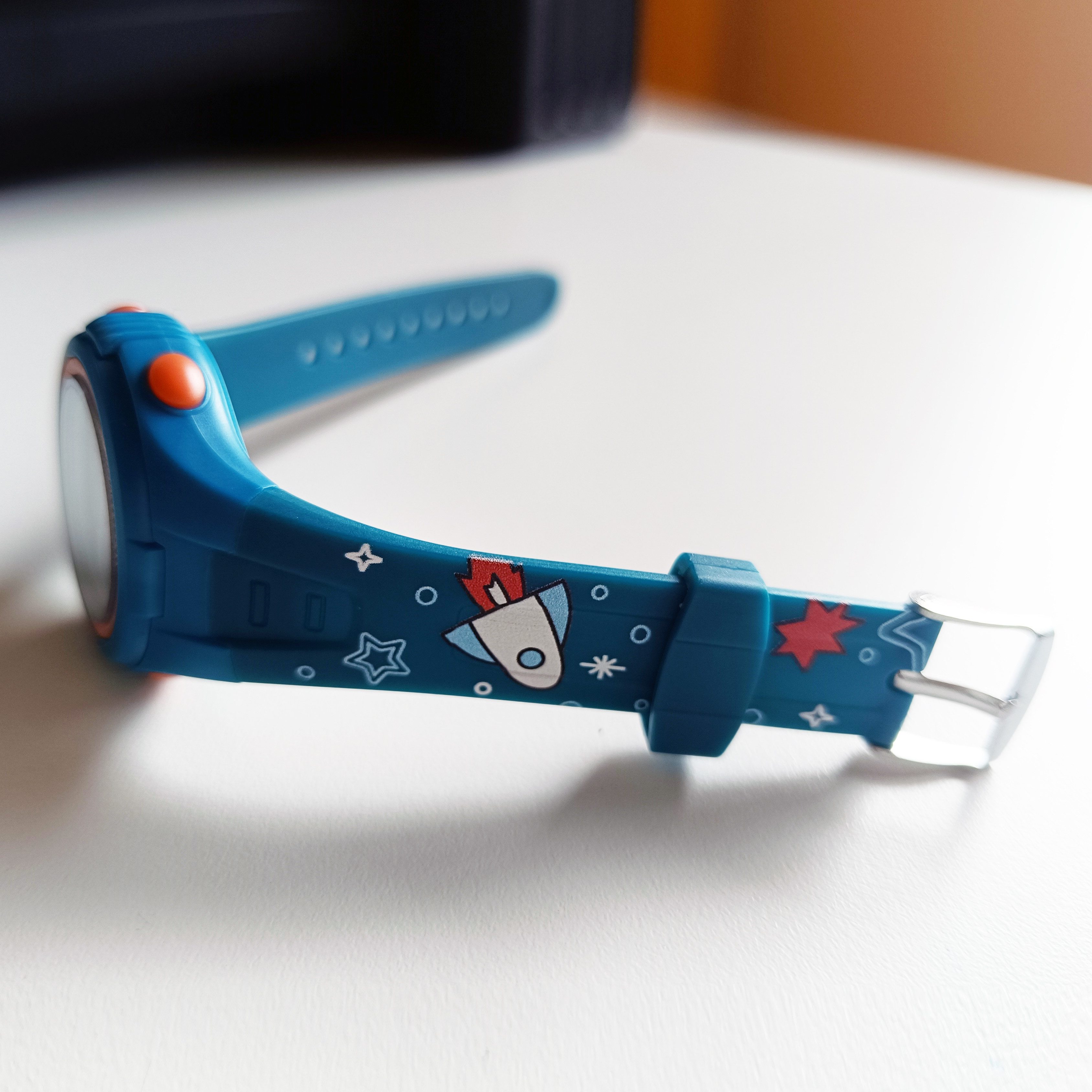 K&L Wall Art Digitaluhr Weltraum Kinder Armbanduhr Astronaut Silikonuhr für Jungen, Licht, Wecker, Wochentag, Stoppuhr, Silikonarmband, 3ATM