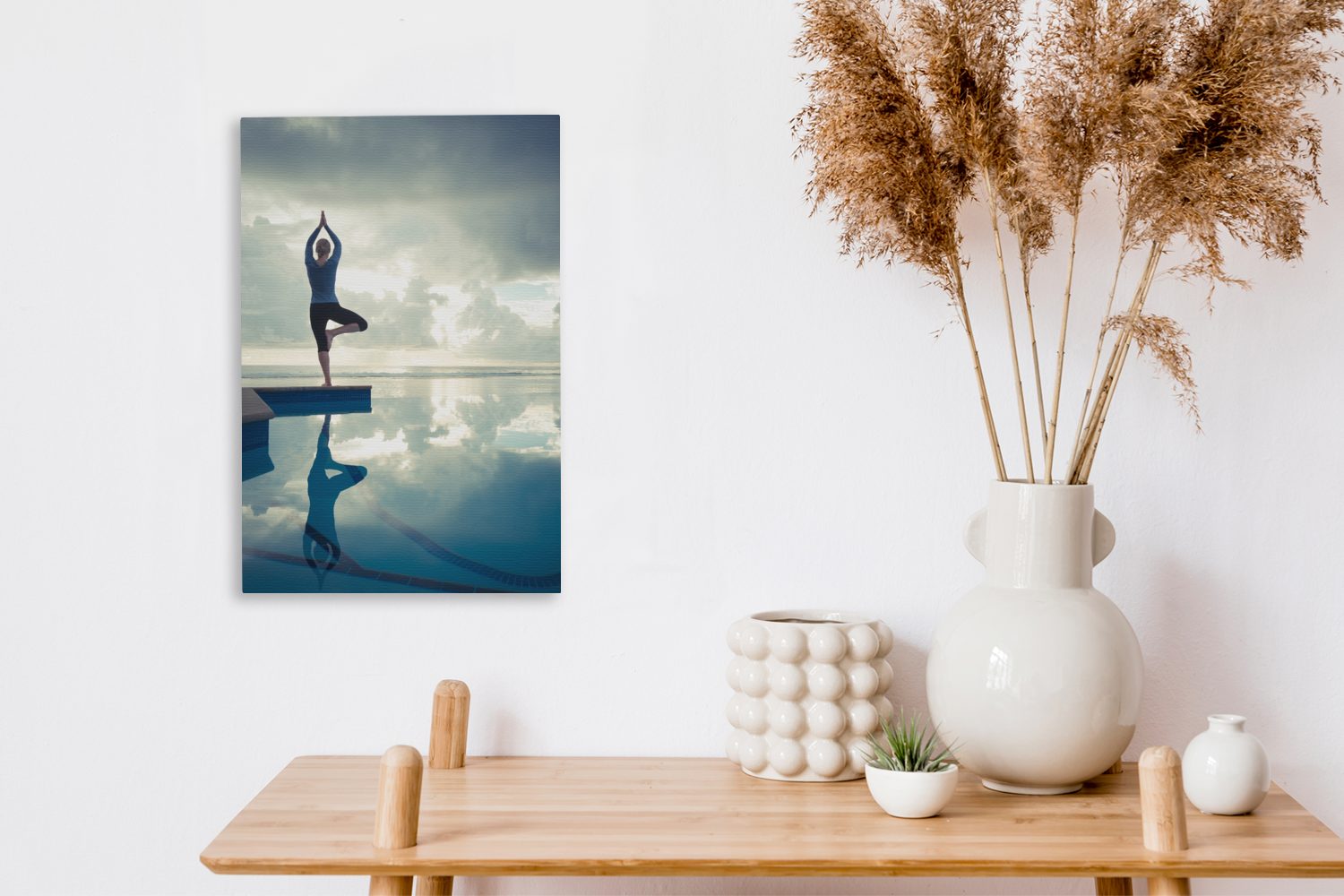 Zackenaufhänger, Nähe (1 St), 20x30 Yoga Leinwandbild inkl. praktiziert fertig cm Schwimmbads, Frau der bespannt eines Eine Gemälde, OneMillionCanvasses® in Leinwandbild