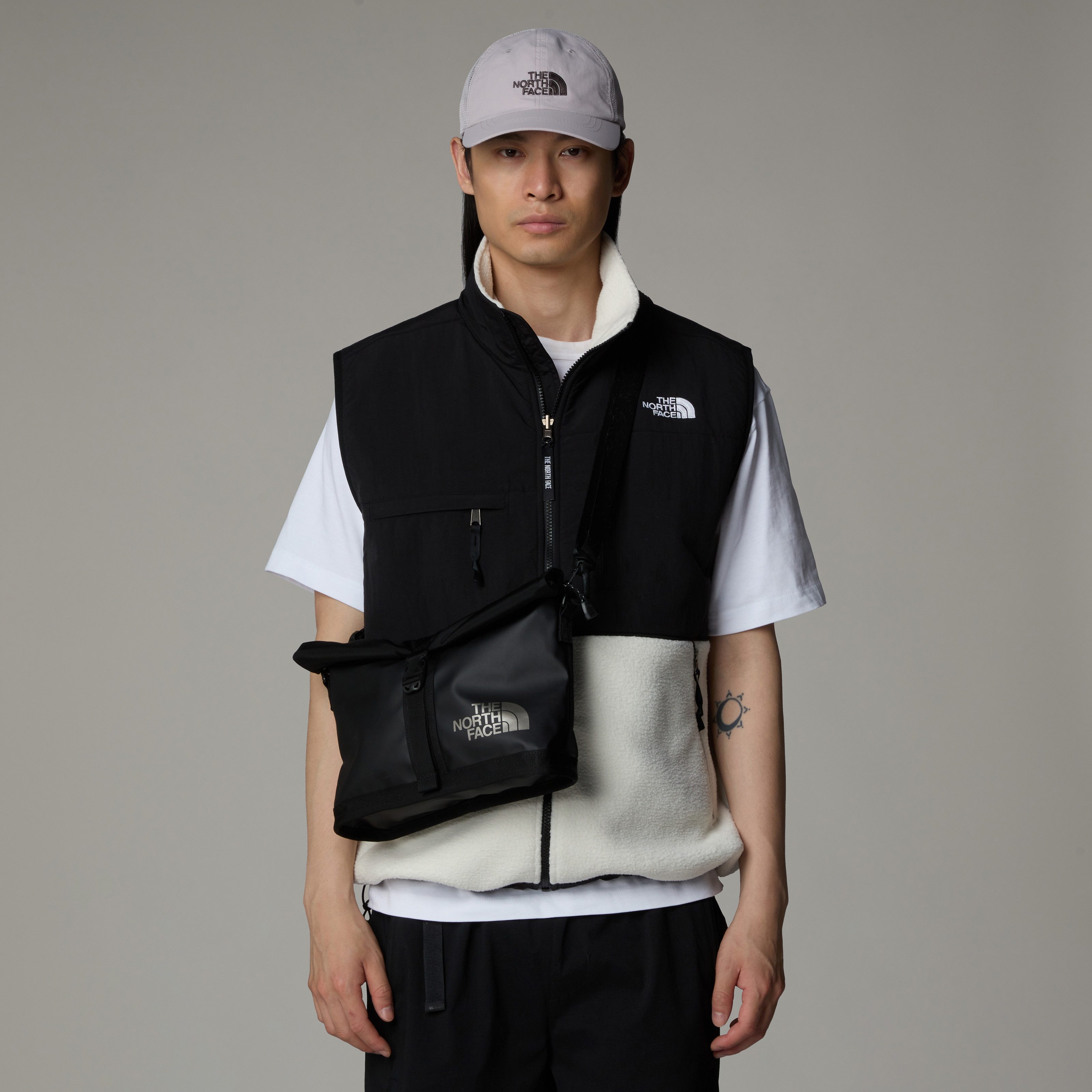 The North Face Umhängetasche BASE CAMP SHOULDER BAG, mit abnehmbarem Schultergurt, mit Rollverschluss-Hauptfach