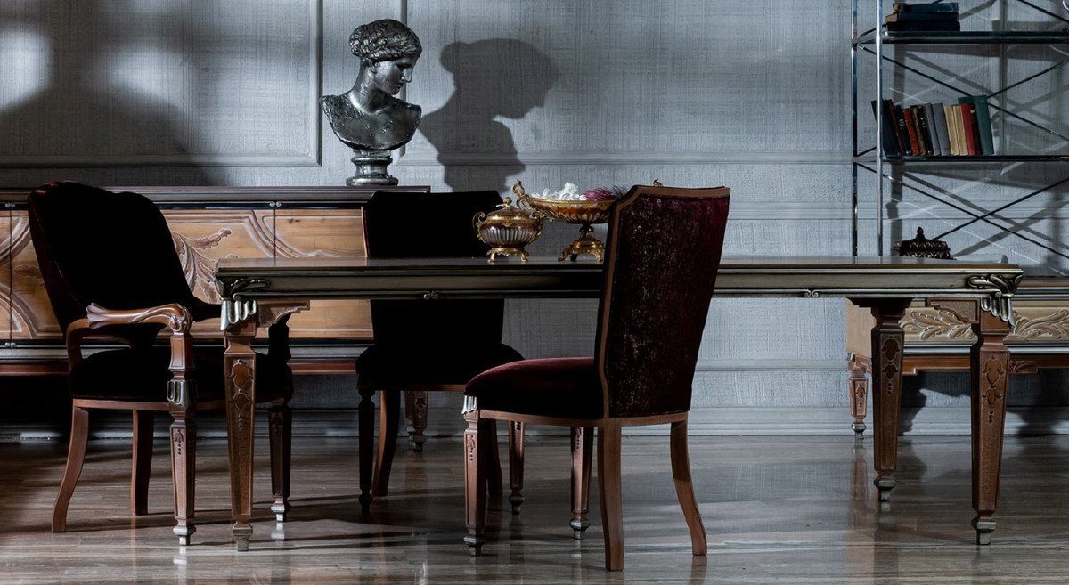 Casa Padrino Esszimmer-Set Luxus Barock Esszimmer Set Bordeauxrot / Beige / Silber - 1 Barock Esstisch & 8 Barock Esszimmerstühle - Prunkvolle Esszimmer Möbel im Barockstil