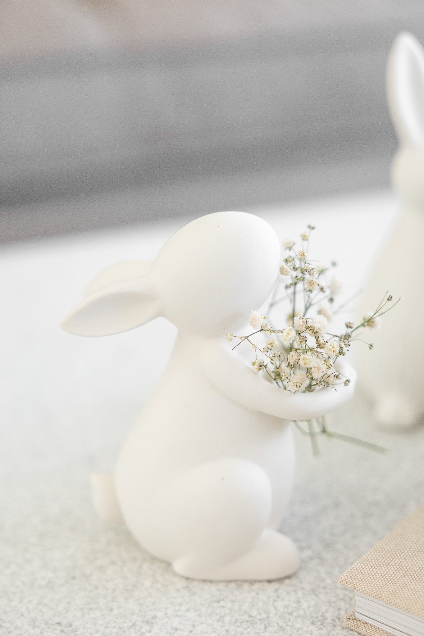 Storefactory Dekofigur Osterhase Joar H14cm – Moderne Keramik-Figur für Osterdeko, Weiß