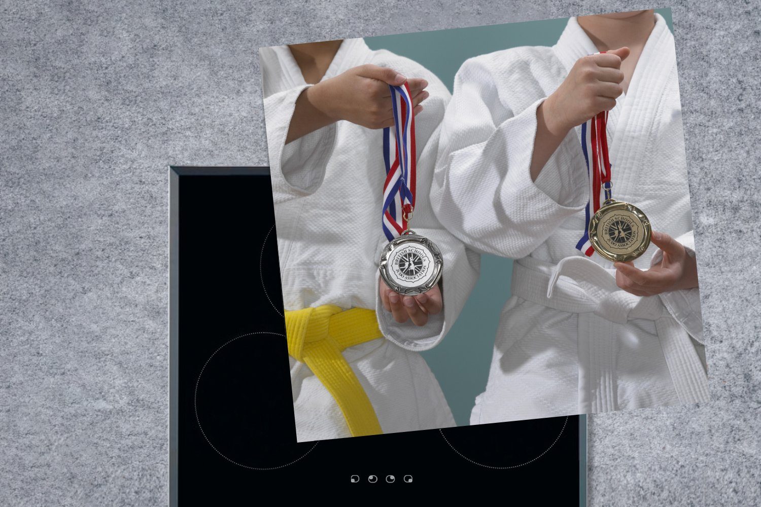MuchoWow Herdblende-/Abdeckplatte Judoka cm, Arbeitsplatte Silbermedaille, Gold- tlg), Vinyl, für und Zwei die Ceranfeldabdeckung, 78x78 küche (1 halten