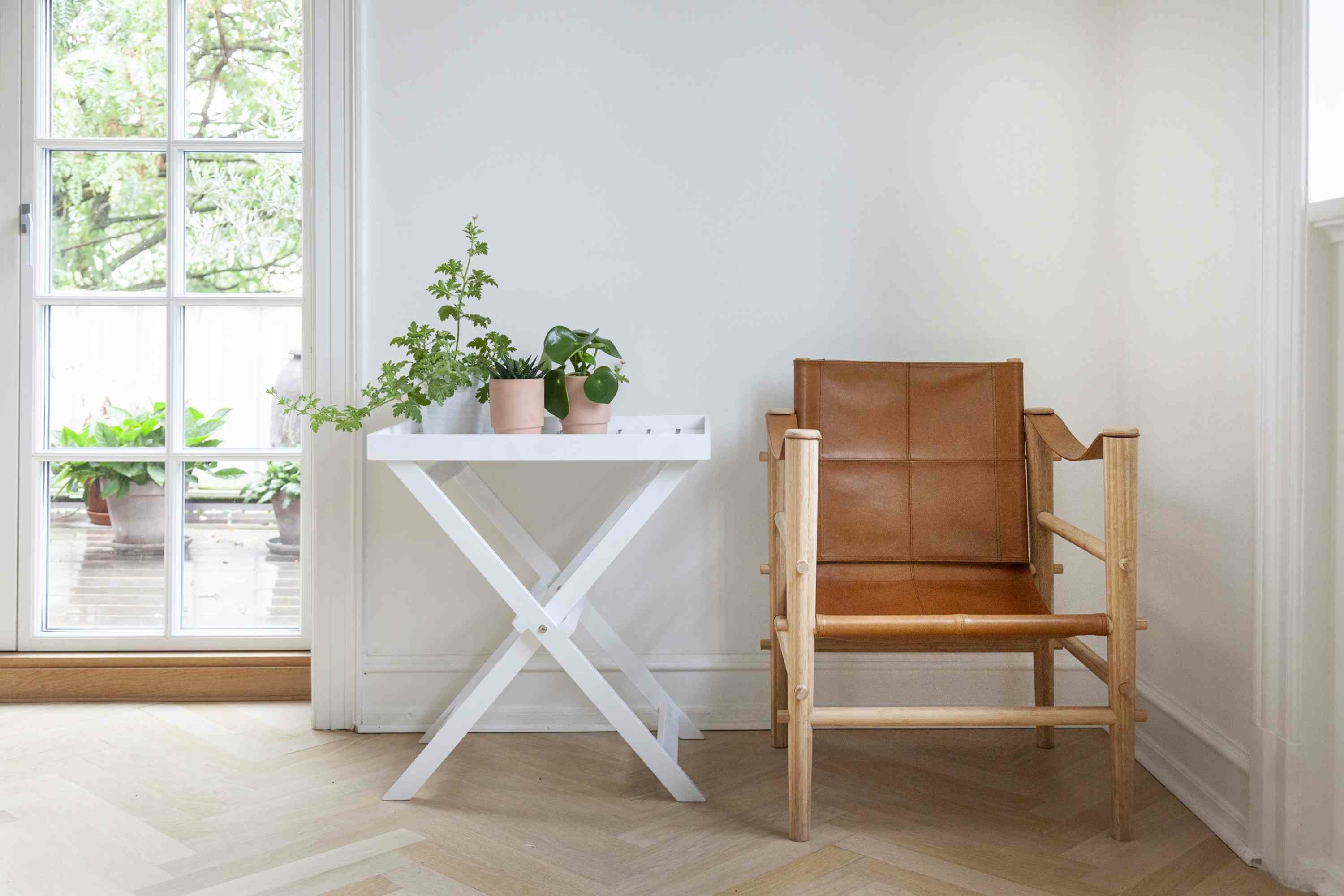 Cinas Tabletttisch Classic (1-St), Abnehmbares Tablett, pflegeleichte Fläche, klare Linienführung