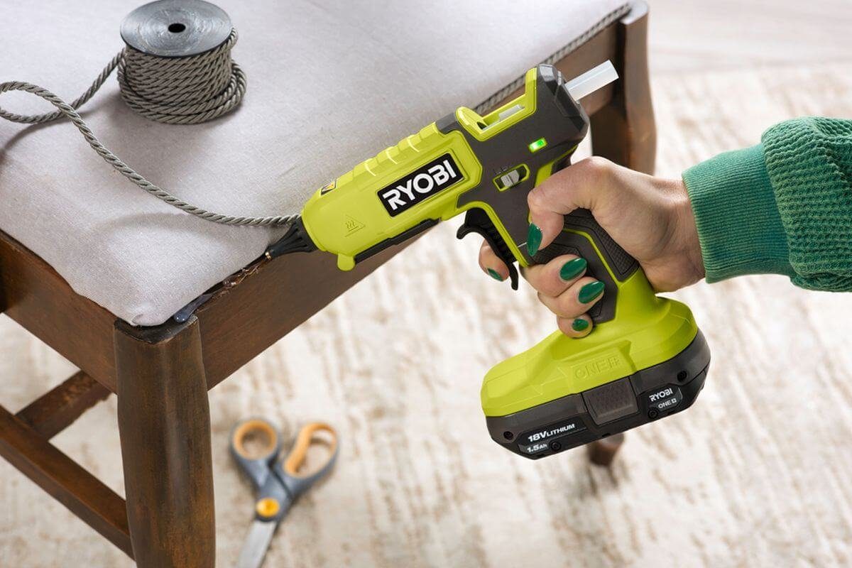 RYOBI Heißklebepistole Ryobi Akku-Heißklebepistole ONE+ 18 V, 2 Stufen Klebetemperatur, ohne, (Set, Lieferung erfolgt ohne Akku und Ladegerät), Klebetemperatur einstellbar, ohne Kabel, Teil des ONE+ Systems