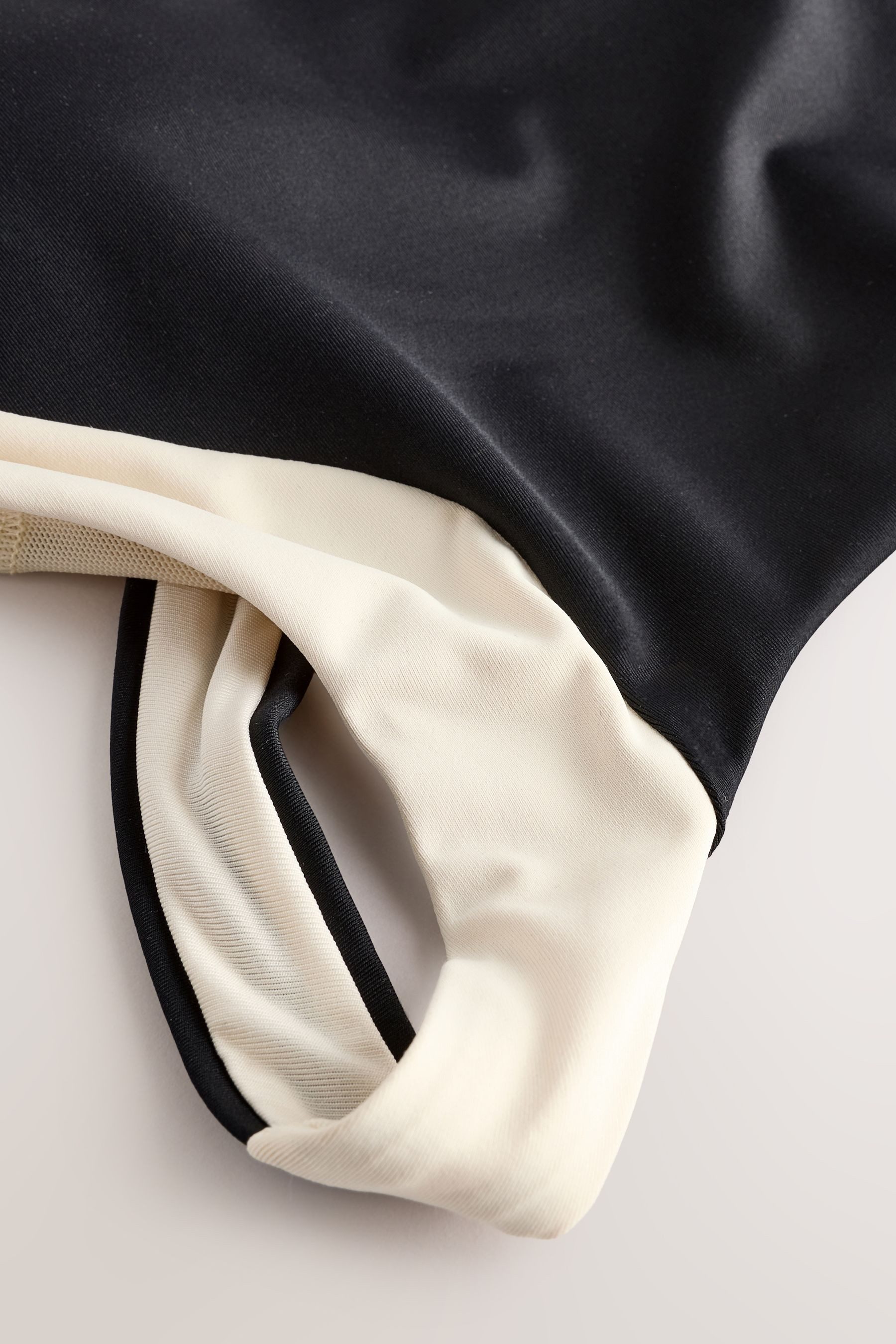 Next Badeanzug Bauchweg-Badeanzug mit Neckholder und Stehkragen (1-St) günstig online kaufen