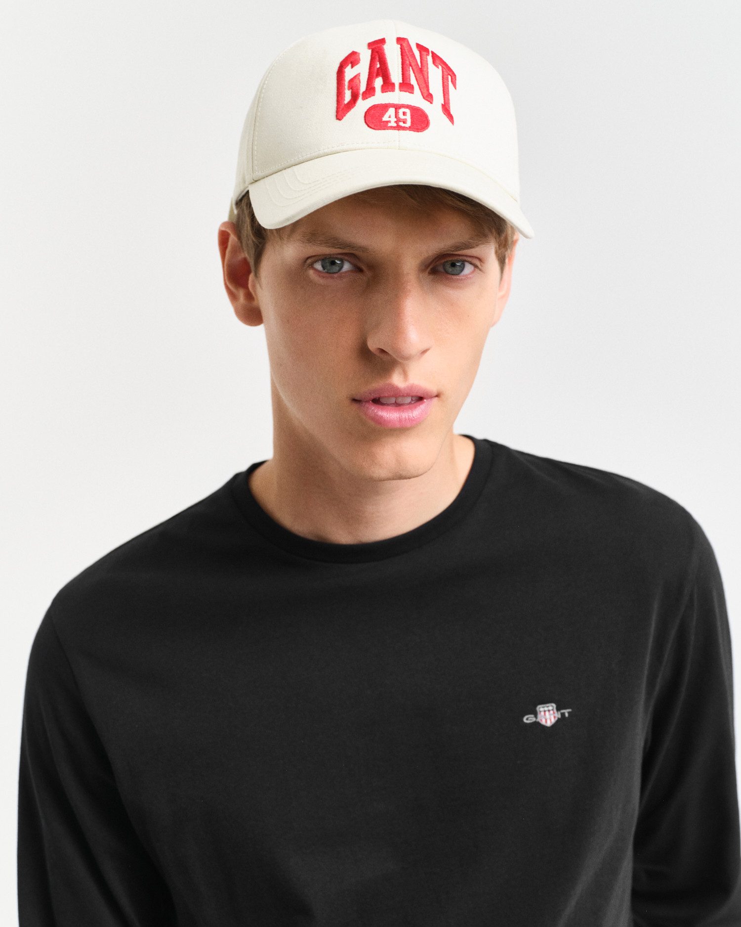 Gant Langarmshirt REG SHIELD LS T-SHIRT mit Logostickerei auf der Brust