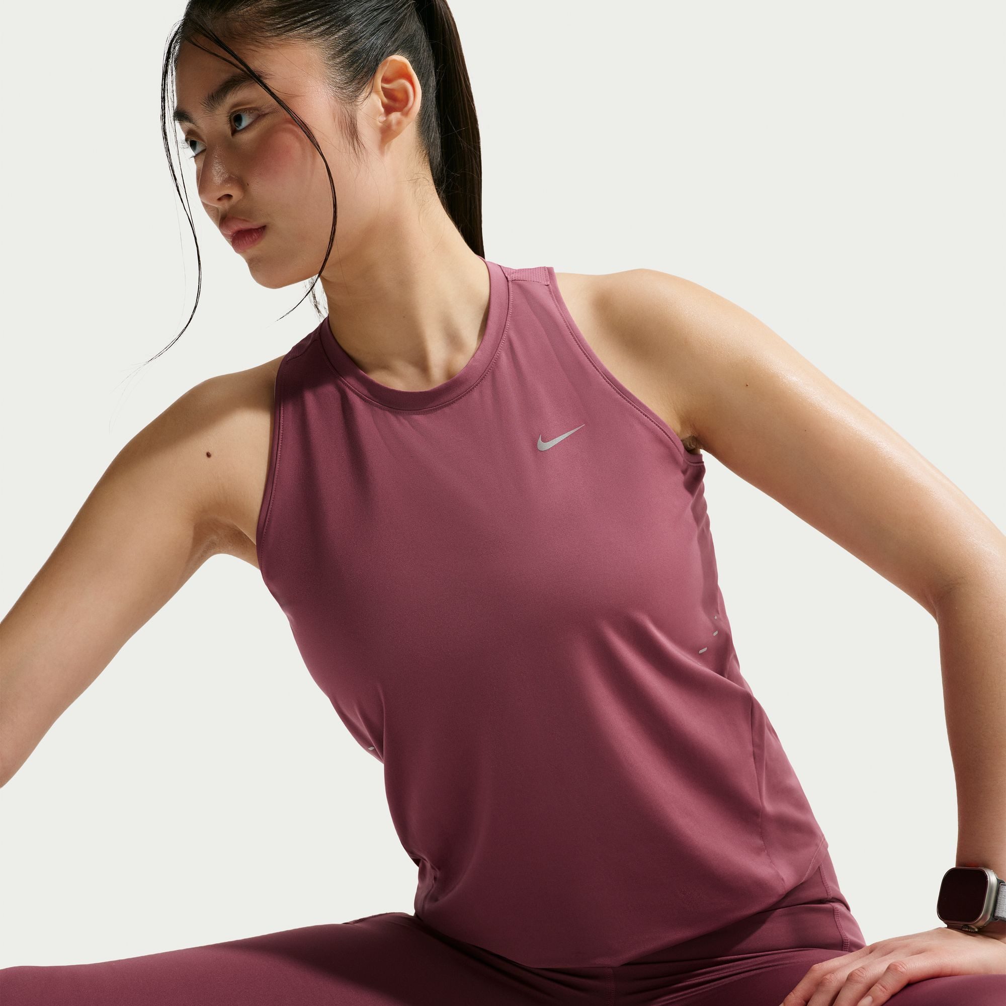 Nike Lauftop W NK SWIFT DF TANK STNDRD ärmelloses Design, leichtes Material, lockerer Schnitt