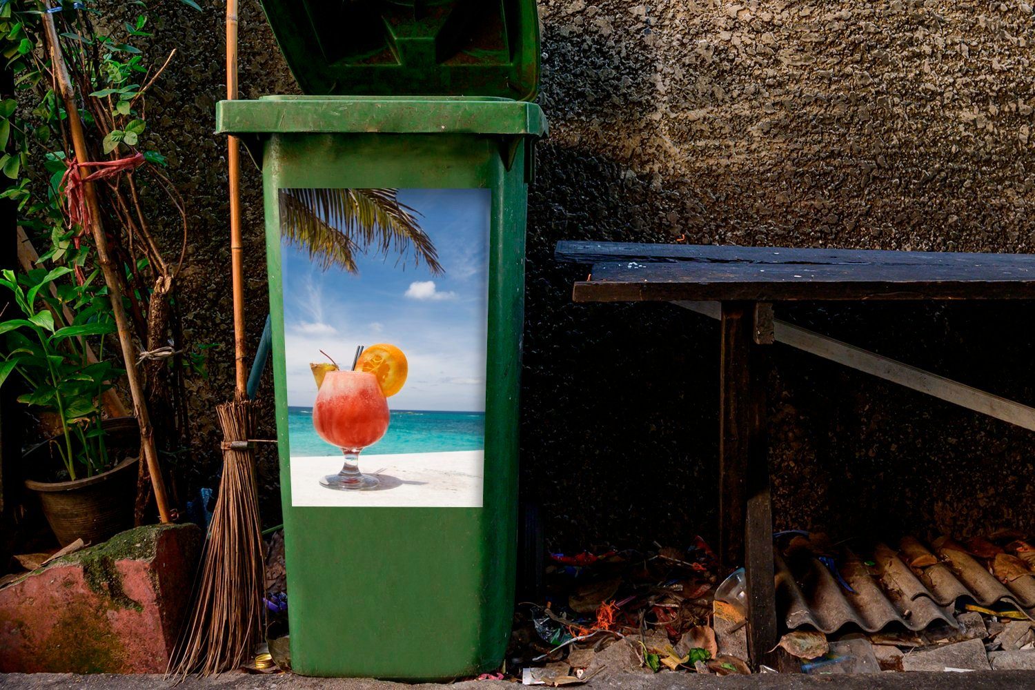 MuchoWow Wandsticker Bunte Cocktails am St), Sticker, Mülleimer-aufkleber, Abfalbehälter Meer (1 Mülltonne, an perlweißen Container, einem Strand
