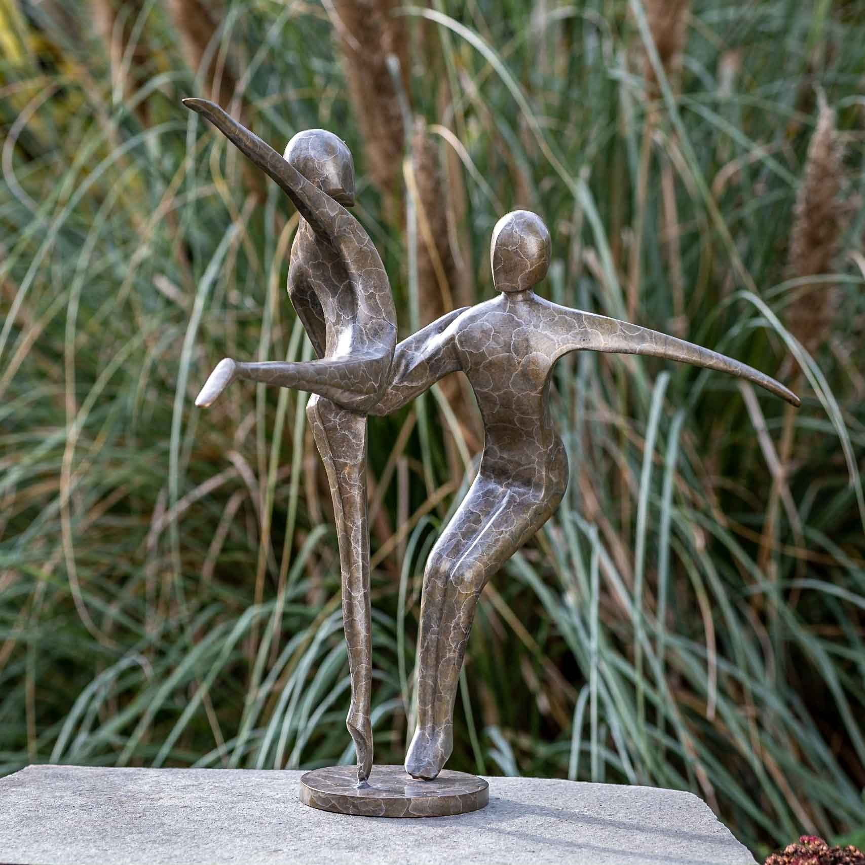 IDYL Gartenfigur IDYL Wachsausschmelzverfahren und patiniert. Bronze Bronze-Skulptur Langlebig und Tanzendes Frost, gegossen robust Bronze in – Die UV-Strahlung. Regen Paar, in sehr witterungsbeständig – Hand gegen von werden Modelle –