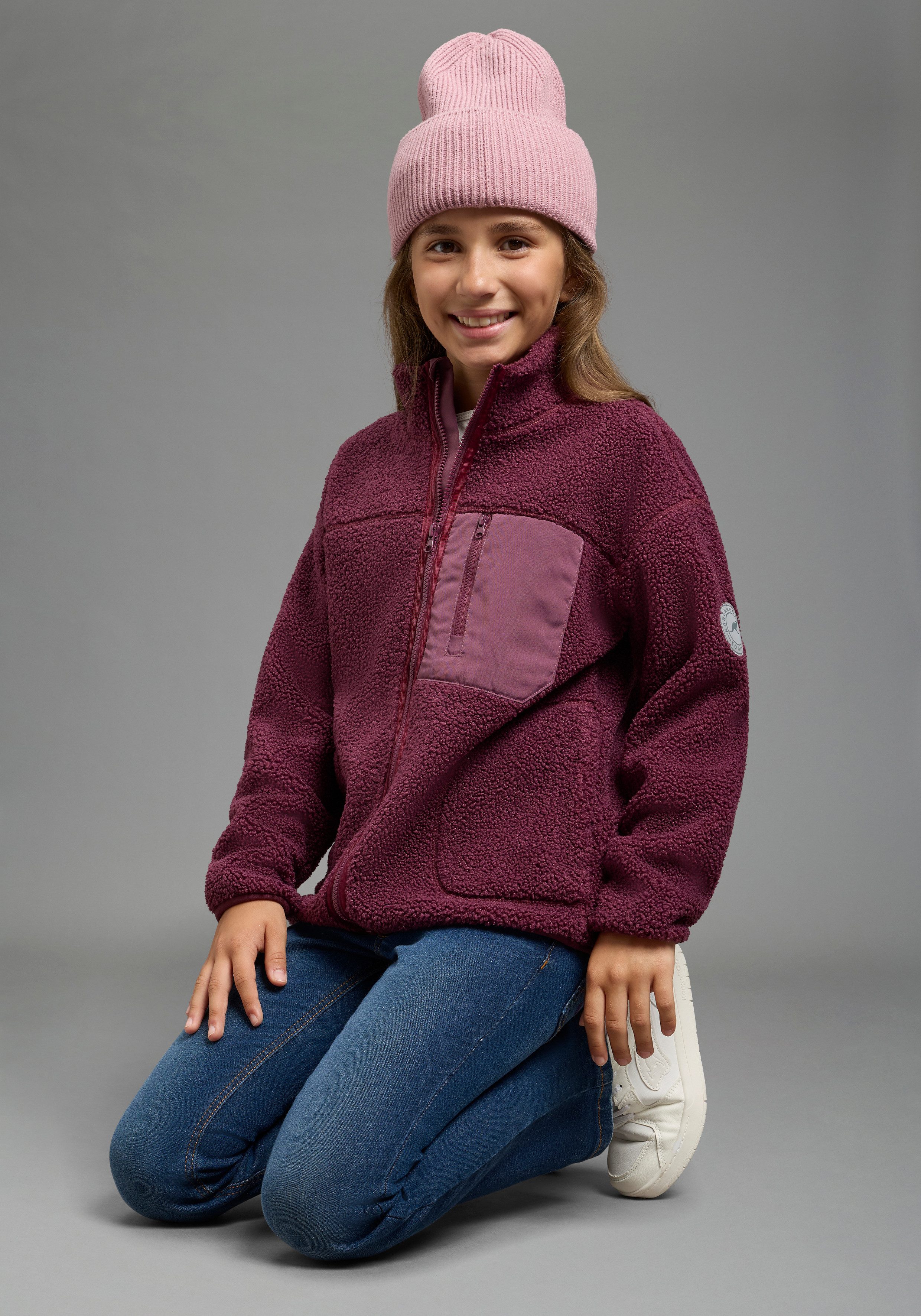 KangaROOS Sweatjacke Fleecejacke, Kuschel-Jacke mit reflektierendem KangaROOS Badge Weiche Teddyplüsch-Jacke, perfekt zum Überziehen