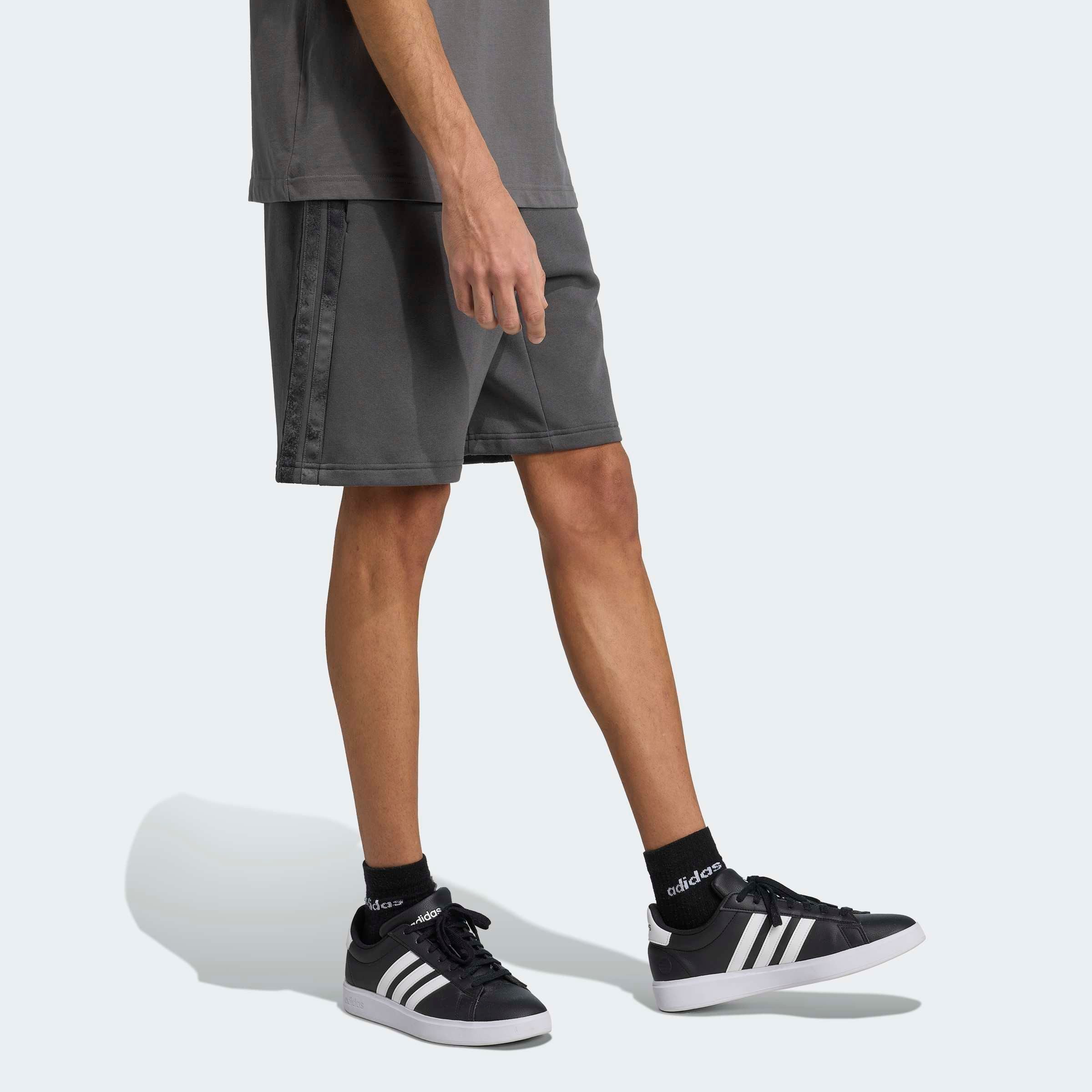 adidas Sportswear Shorts AOP COLOURBLOCK sportlicher Stil, aus weichem Baumwollfleece, ohne Verschluss