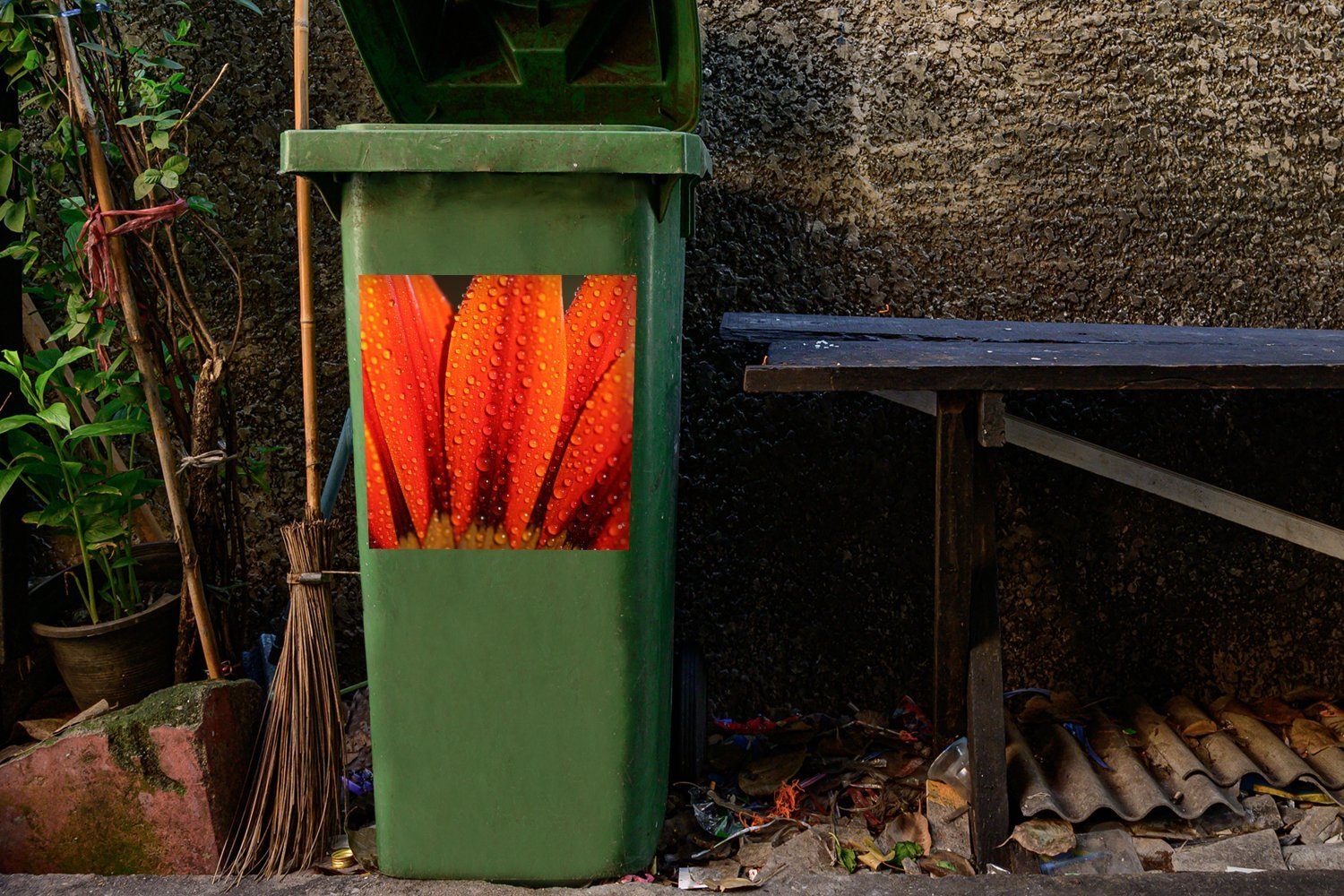 MuchoWow Wandsticker Orangefarbene Sticker, Abfalbehälter frühen St), Container, Mülleimer-aufkleber, Tautropfen (1 Mülltonne, Blüte mit