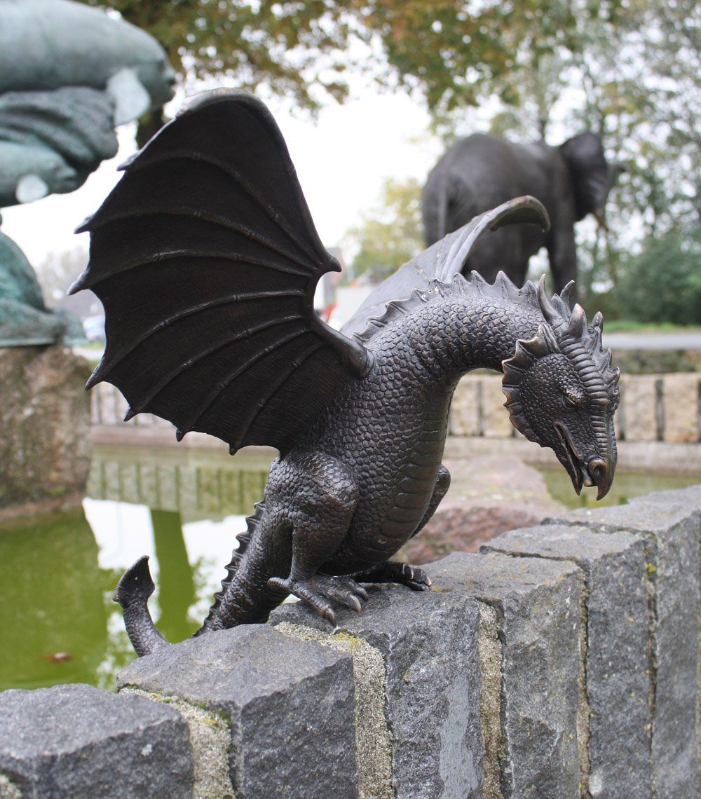 Bronzeskulpturen Skulptur Bronzefigur Drache mit gespreizten Flügeln (Wasserspeier)