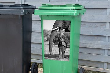 MuchoWow Wandsticker Elefantenbaby kommuniziert mit der Mutter - schwarz-weiß (1 St), Mülleimer-aufkleber, Mülltonne, Sticker, Container, Abfalbehälter