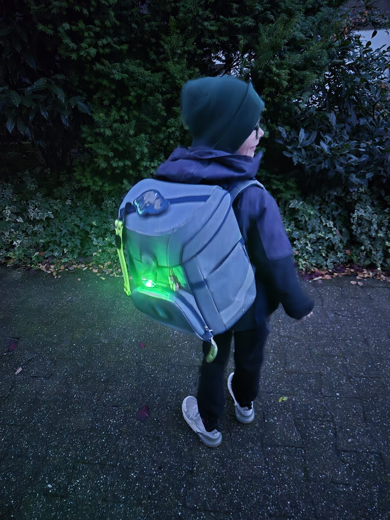 Illes-Laedchen LED Blinklicht LED Rucksack Blinklicht Schulranzen Licht USB - C wasserdicht, SOS Blinklicht für Kinder und Erwachsene - ein Licht - viele Farben