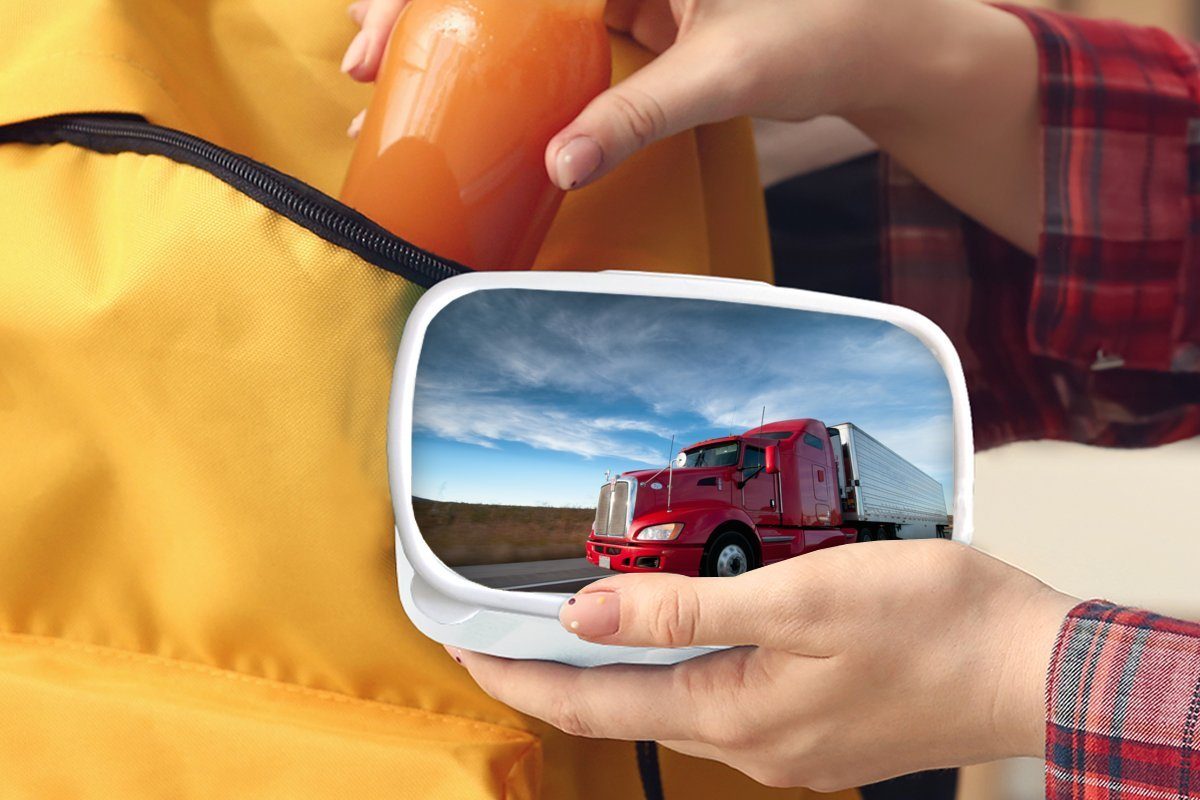 MuchoWow Lunchbox Roter Lastwagen Mädchen Himmel, Kinder weiß für und bedrohlichem Kunststoff, Erwachsene, und (2-tlg), für Brotdose, Jungs mit Brotbox