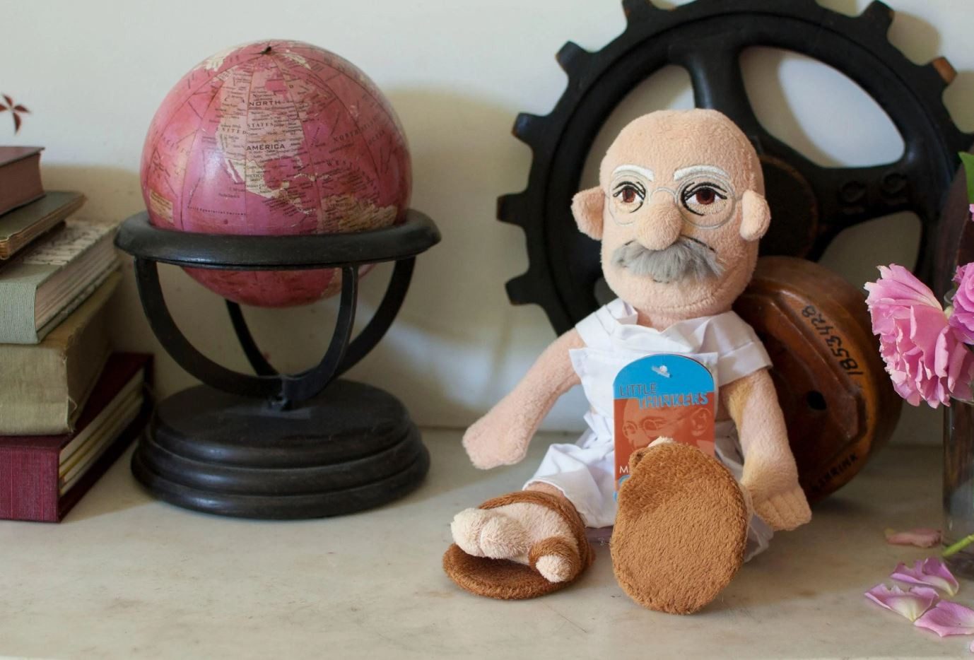The Unemployed Philosophers Guild Dekofigur Gandhi (ca. 28 cm, 1 St., kuschelig, Dekopuppe), mit biografisches Schild mit Daten, Auftritten & persönlichem Zitat