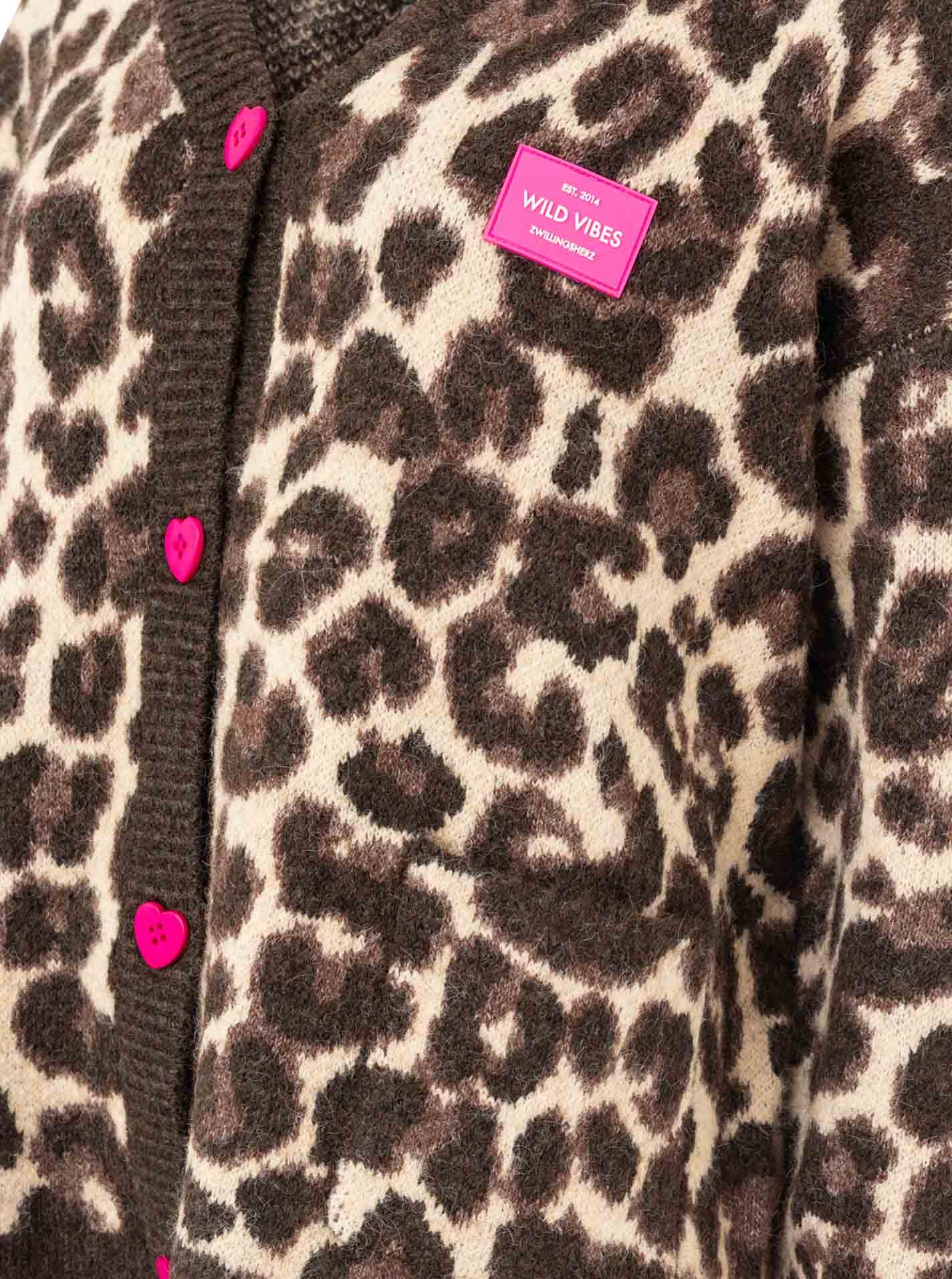 Zwillingsherz Cardigan "Leo Love" Herzknöpfe, Leomuster, unifarbene Kanten, oversize, Logopatch – Bild 5 von 5