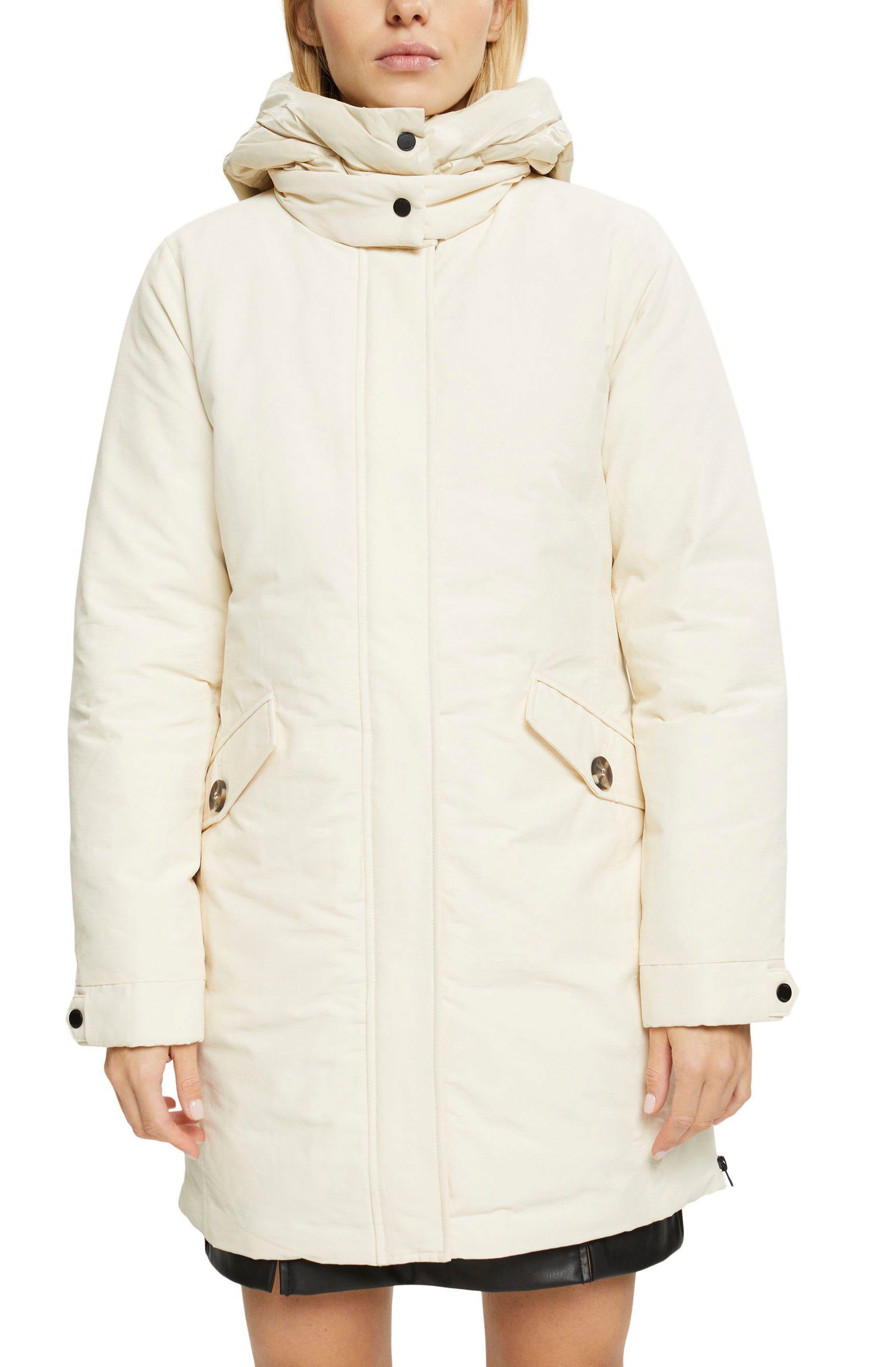 Esprit Winterjacke Jacke mit Kapuze und Füllung aus recycelten Daunen