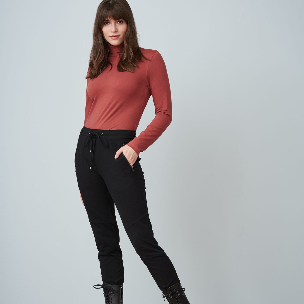 Black LIVING Panel-Schnitt CRAFTS LAURA Relaxhose trendigem mit Trackpants-Look