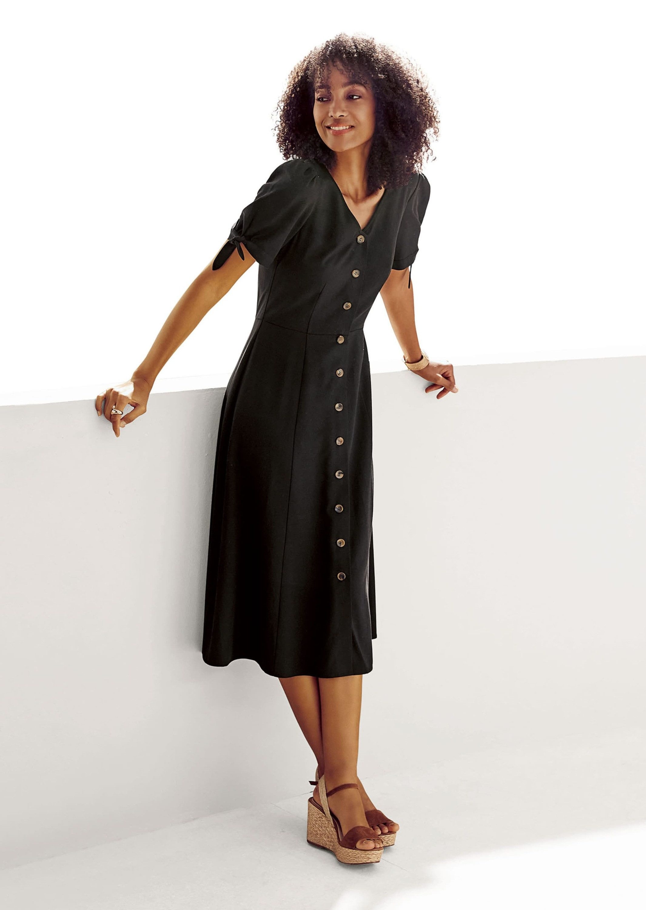 MADELEINE Maxikleid Viskosekleid mit V-Ausschnitt, Kurzarm Tailliertes Midikleid mit Knopfleiste und Halbarm