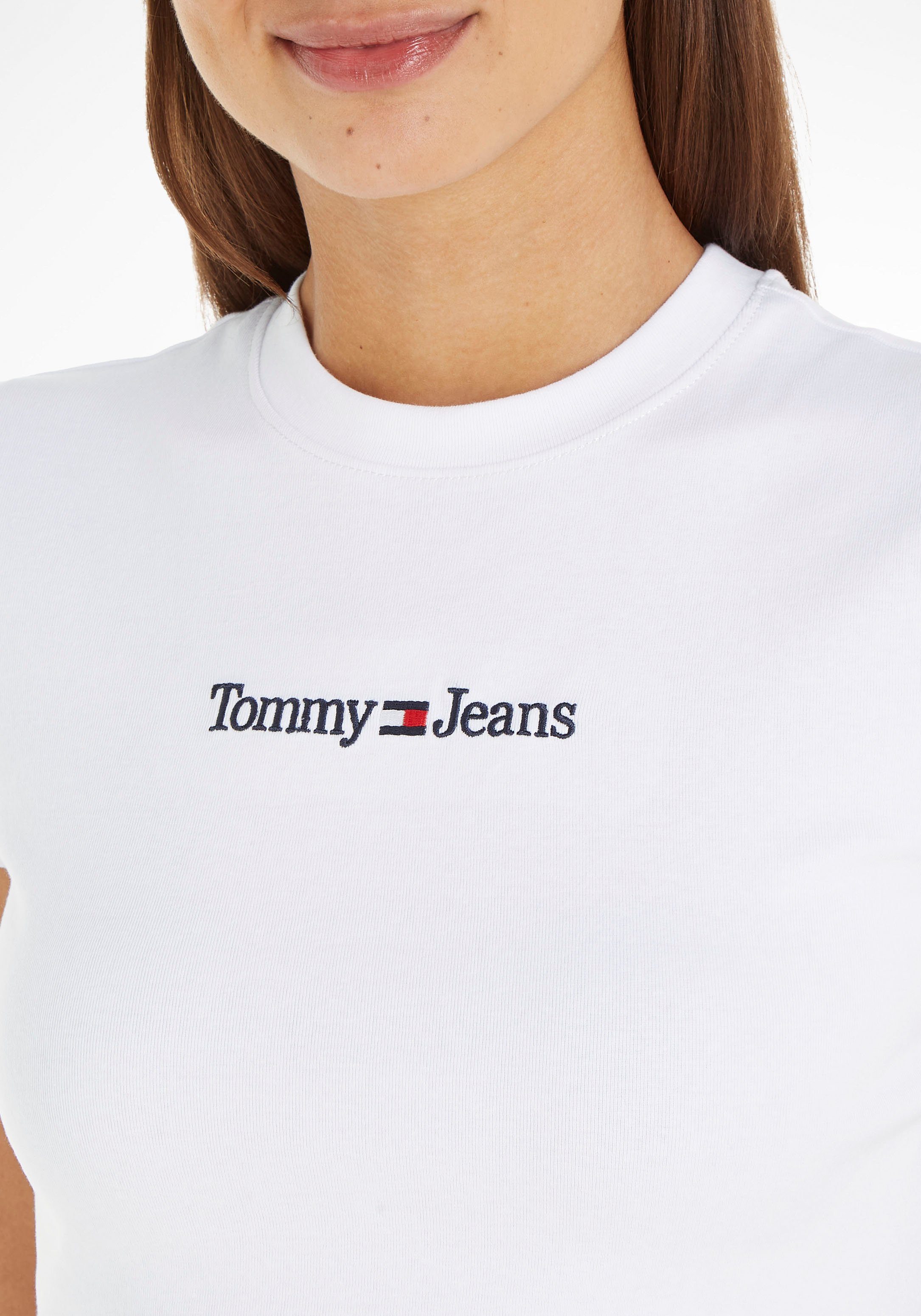 Kurzarmshirt SS Jeans White mit dezenten BABY Jeans Tommy Tommy LINEAR SERIF TJW Stickereien
