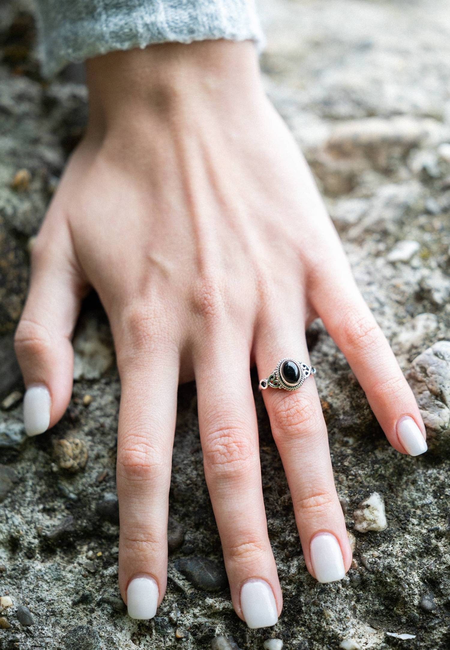 mantraroma Silberring BAGHIMI oval aus 925 Silber mit Onyx (Ring mit Schmuckbeutel), Damenring aus 925er Silber