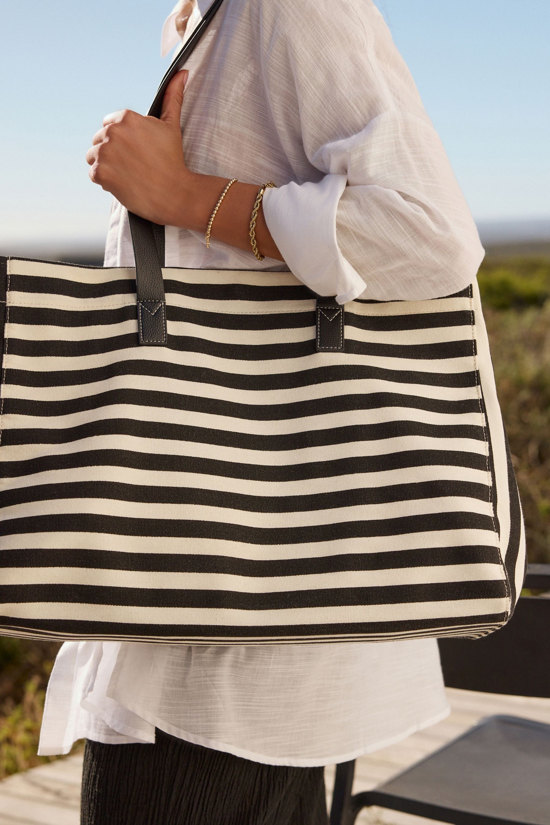 Next Schultertasche Bedruckte Schultertasche (1-tlg)