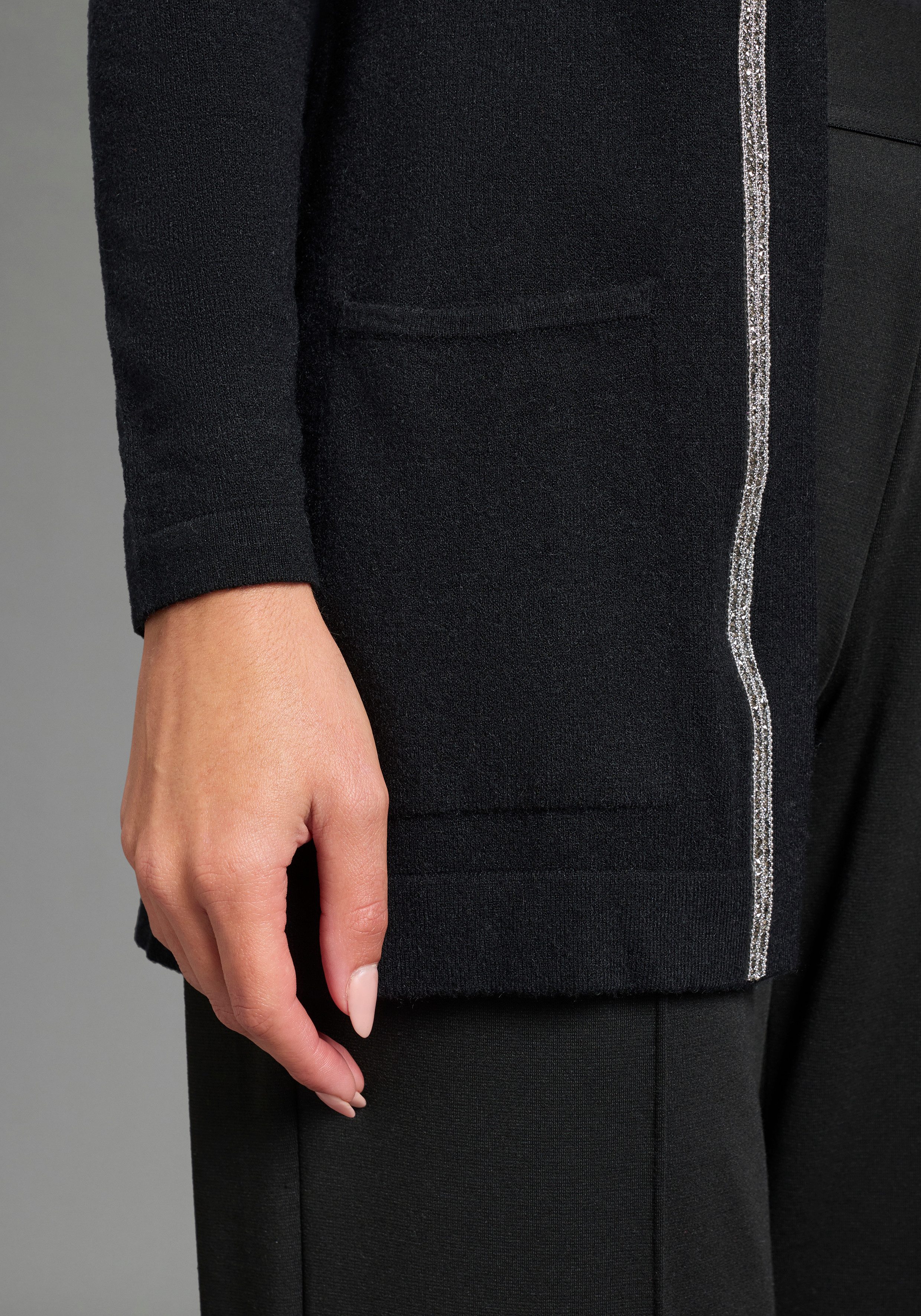 Laura Scott Strickjacke mit Kapuze und glitzerndem Schmuckband – Bild 4 von 5