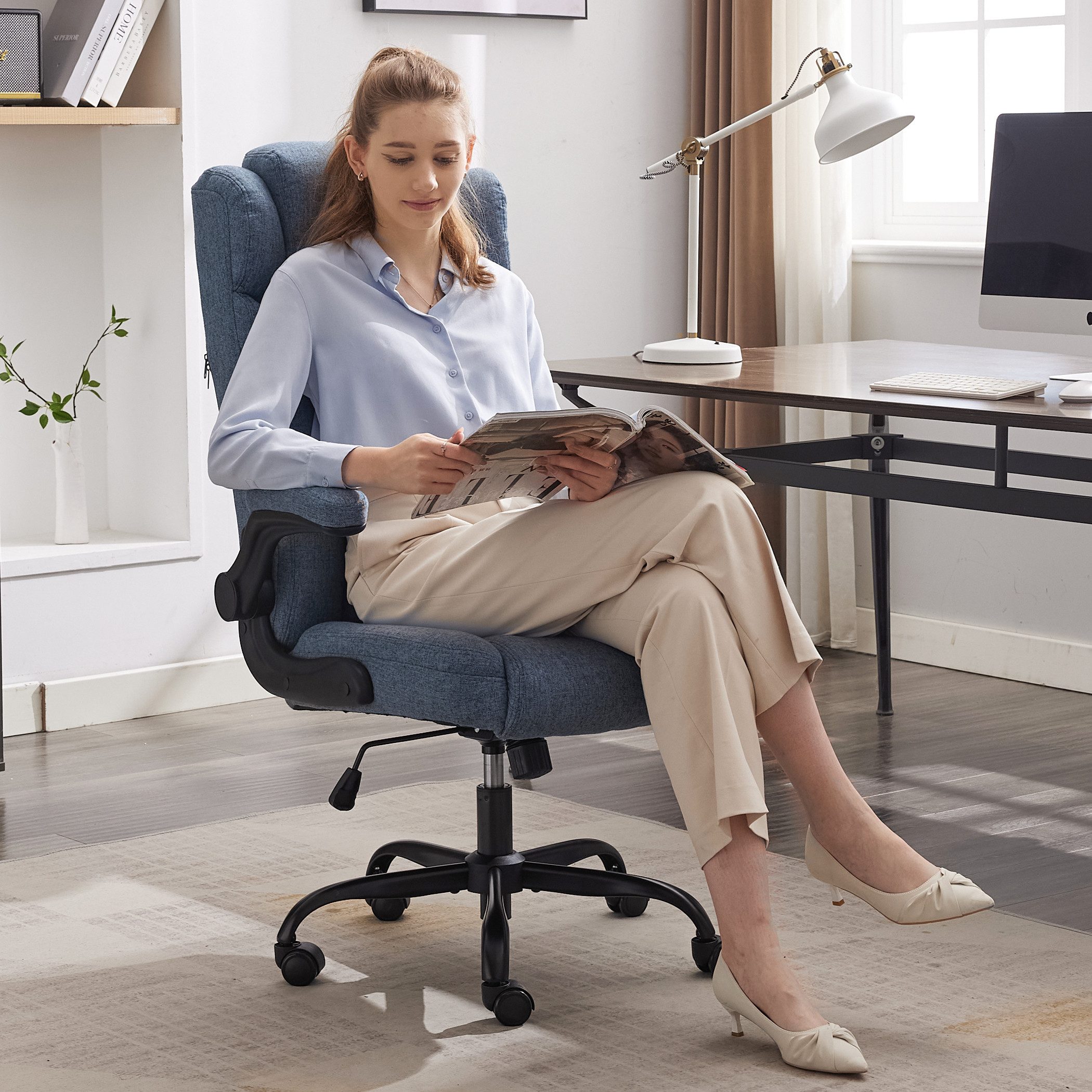 LIYURUI Bürostuhl Ergonomischer 150KG Belastbarkeit Chefsessel Stoff Flip-up Armlehnen, mit Wippfunktion und platzsparenden Armlehnen, blau – Bild 4 von 5