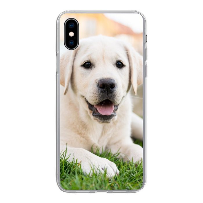 MuchoWow Handyhülle Weißer Labrador Retriever im Gras liegend Handyhülle Apple iPhone Xs Smartphone-Bumper Print Handy