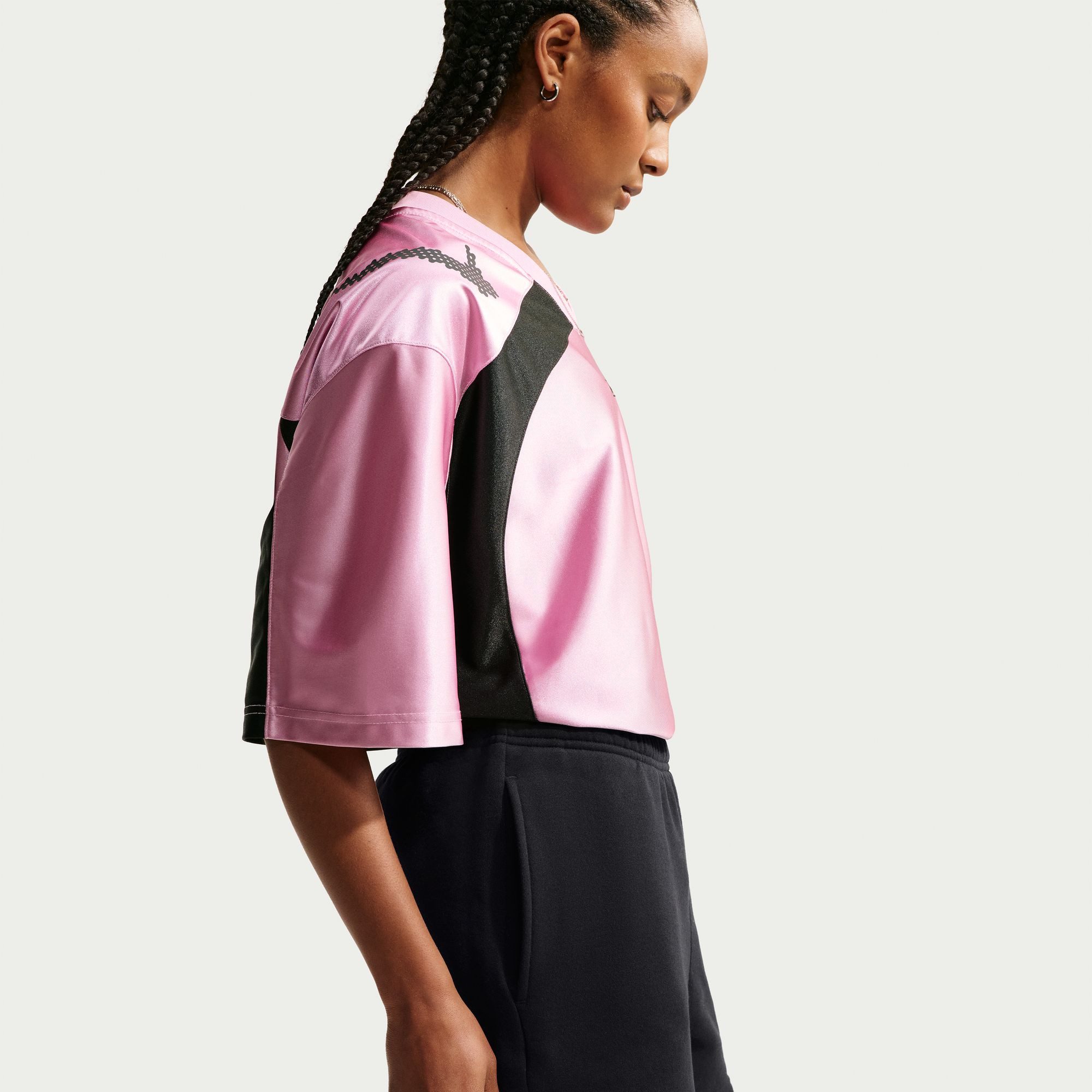 Nike Sportswear Shorts W NK STDO FLC MW MR STD 4 SHRT mit Eingrifftaschen, ca. Mitte Oberschenkel lang, gerade Beinform – Bild 3 von 5