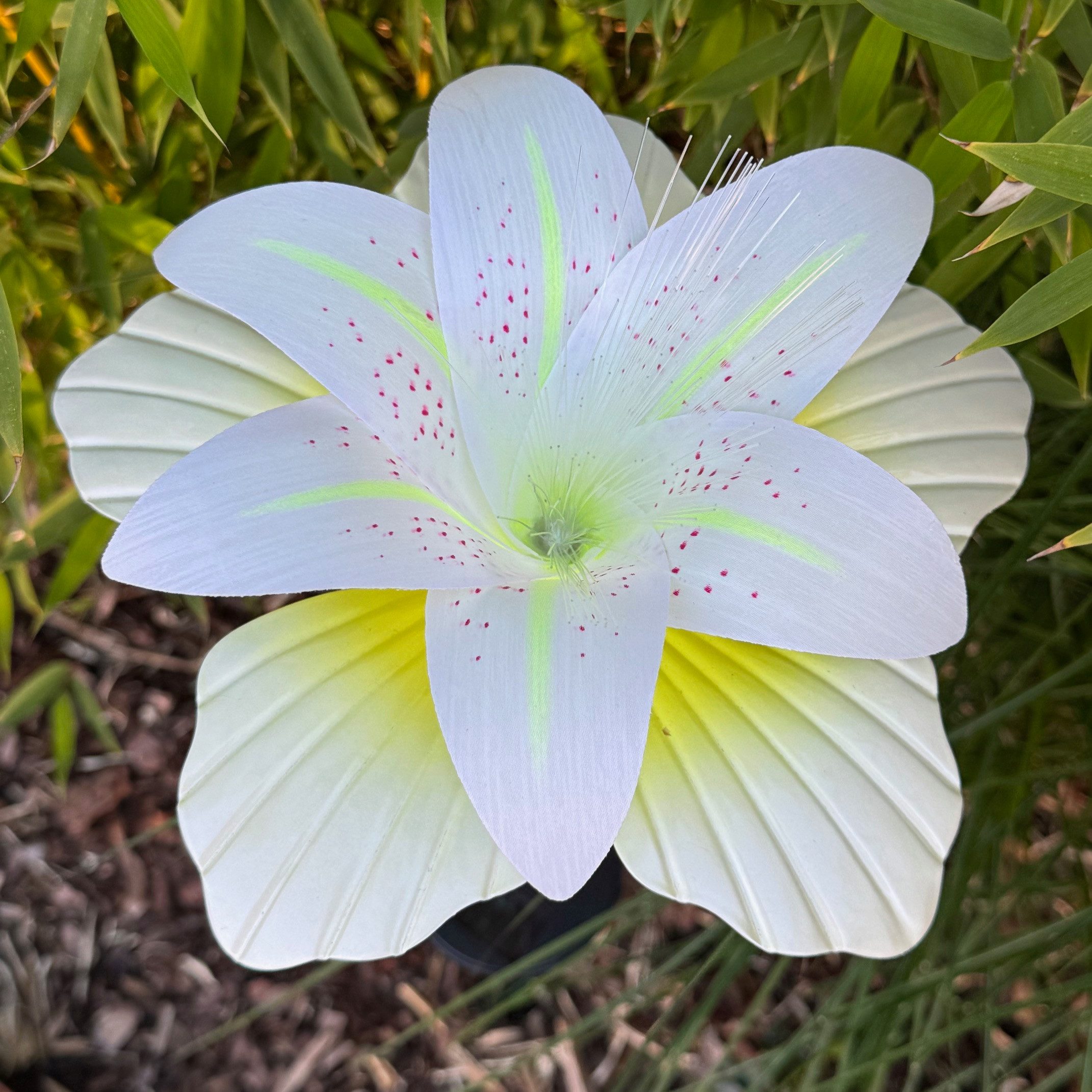 Online-Fuchs Gartenstecker aus Metall - LED Solarleuchte Lilie für außen - günstig online kaufen