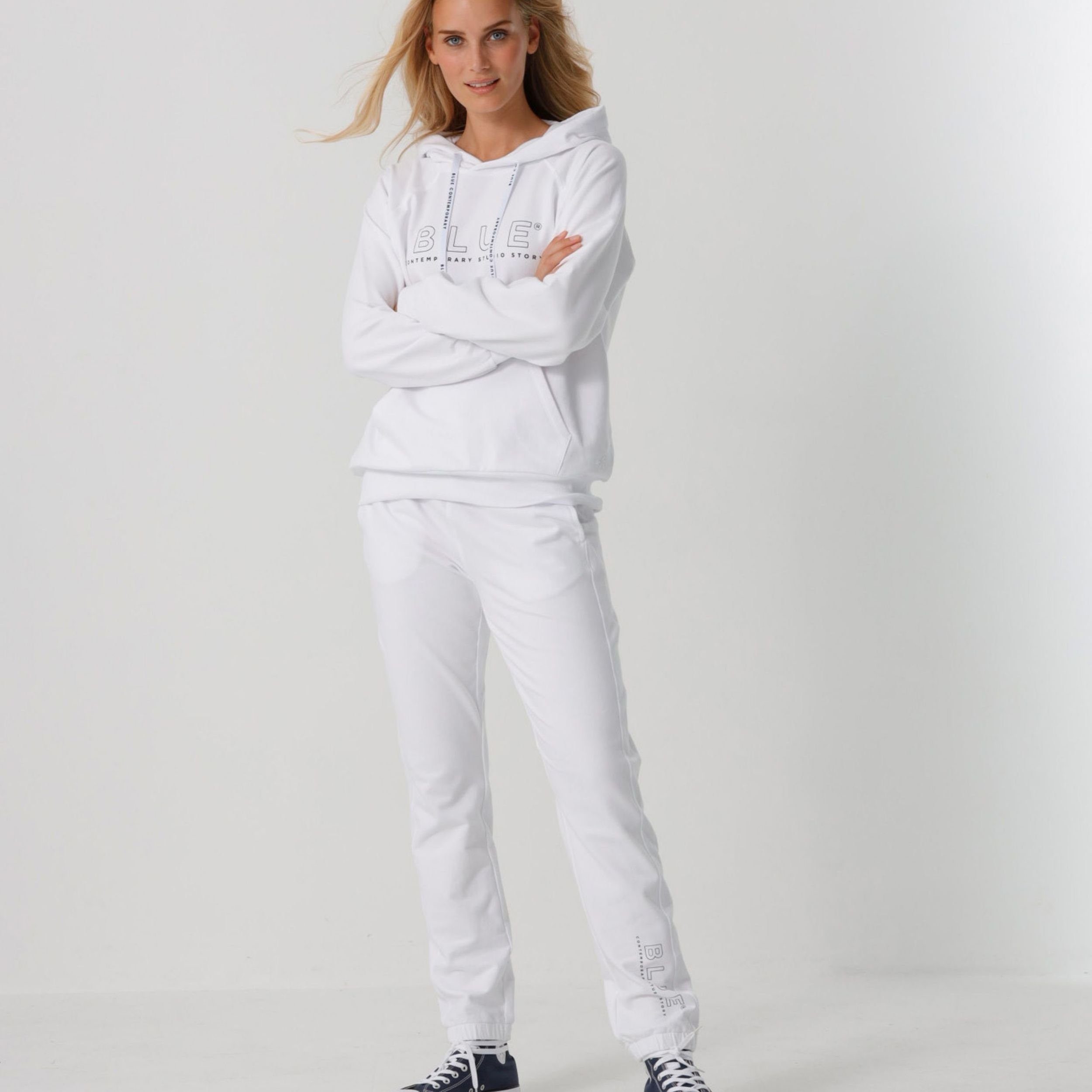 in Baumwolle Pants Blue Jogginghose Weiß Jogger Gummizug Aufdruck und Base mit Farben Sportswear aus versch.