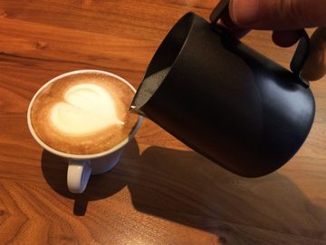 scarlet espresso Milchkännchen, Milchkännchen »L'Art Modern Anthrazit« für Latte Art oder Cappuccino; aus 18/10 Edelstahl mit Antihaft-Beschichtung (innen & außen); hochwertiger Barista Pitcher von scarlet espresso