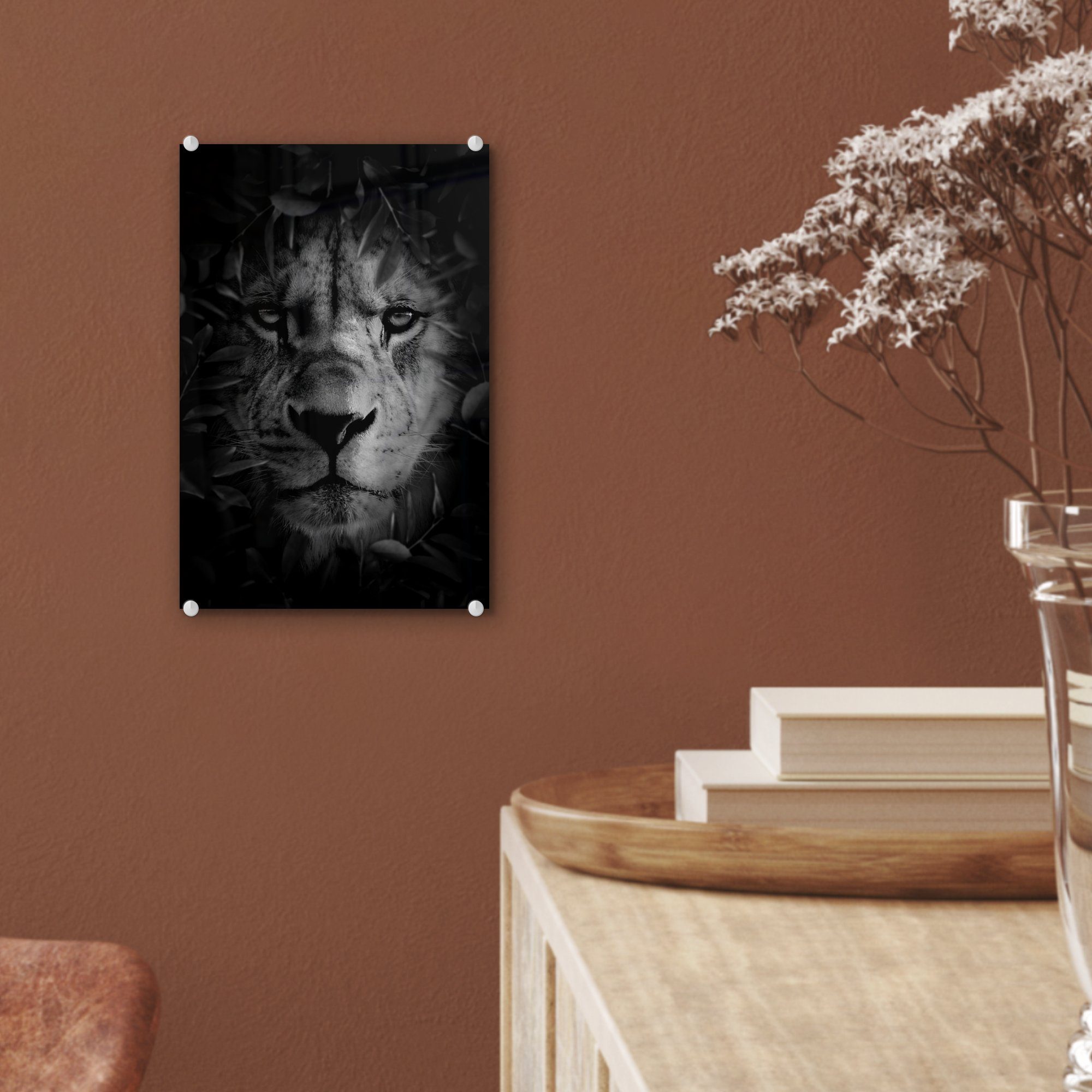 MuchoWow Acrylglasbild - auf Nahaufnahme schwarz Dschungel mit (1 Glas im bunt Bilder Löwen Wanddekoration und weiß, Wandbild Glasbilder - Blättern - St), auf Glas eines Foto 