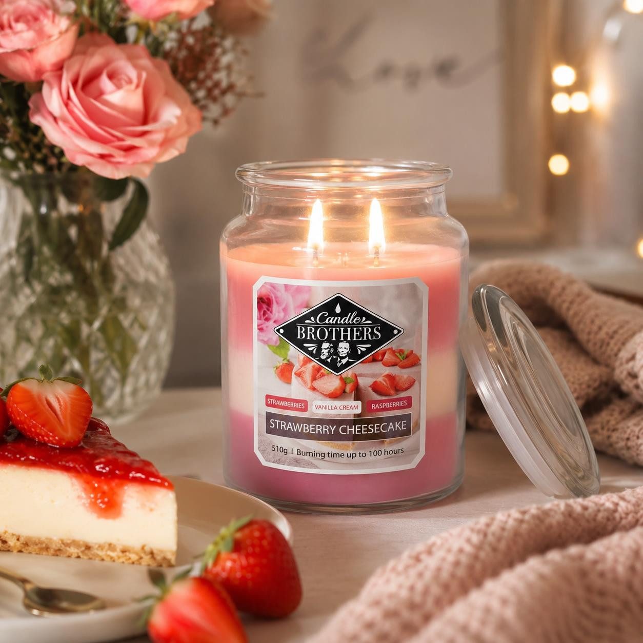 Candle BROTHERS Duftkerze Duftkerze Strawberry Cheesecake im Glas – 510 g, Erdbeere, Vanille & (Einzeln, 1-tlg., Einzeln), lange Brenndauer, intensiver Duft