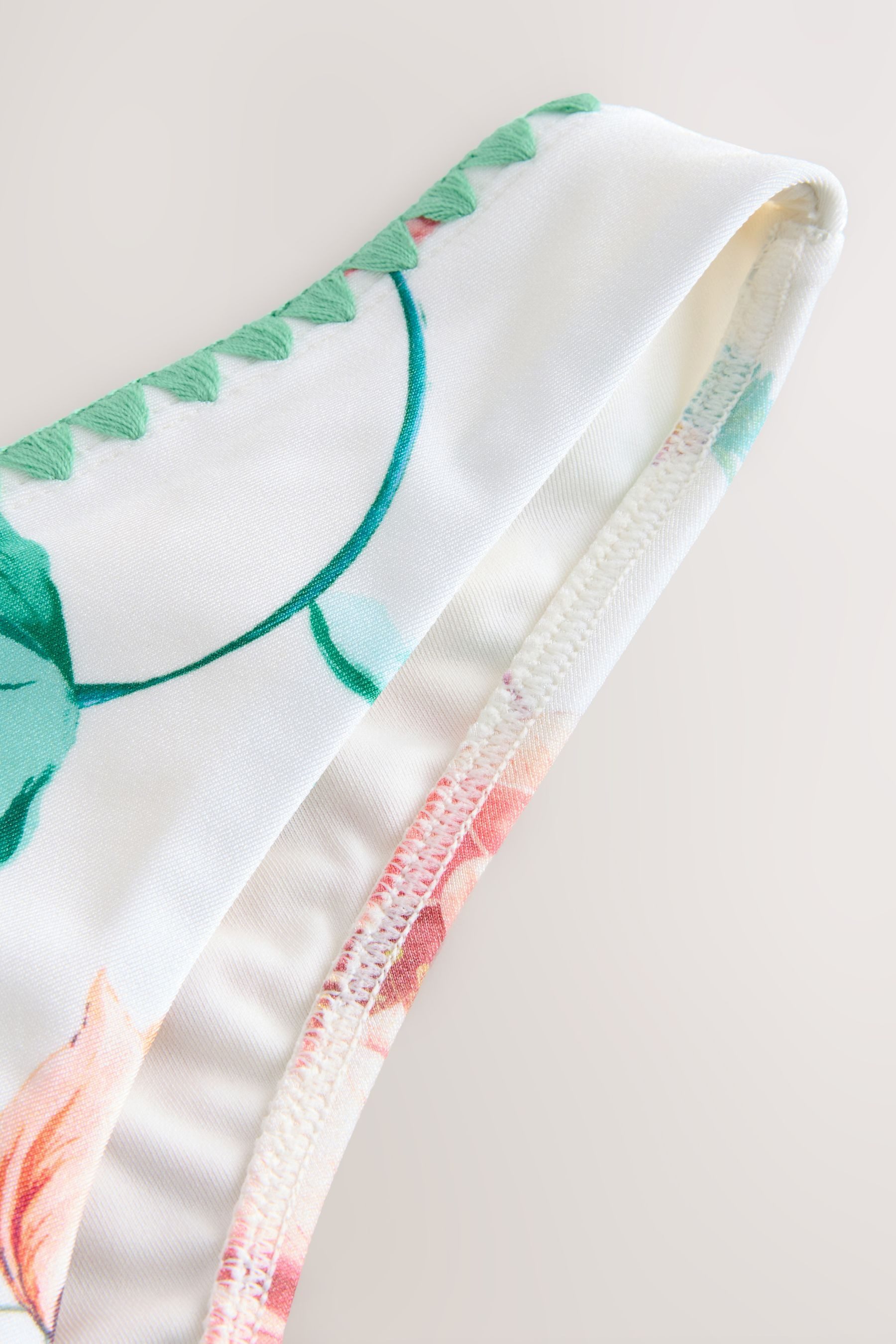 Next Bikini-Hose Glänzende Bikinihose mit Überwendlingsstich günstig online kaufen