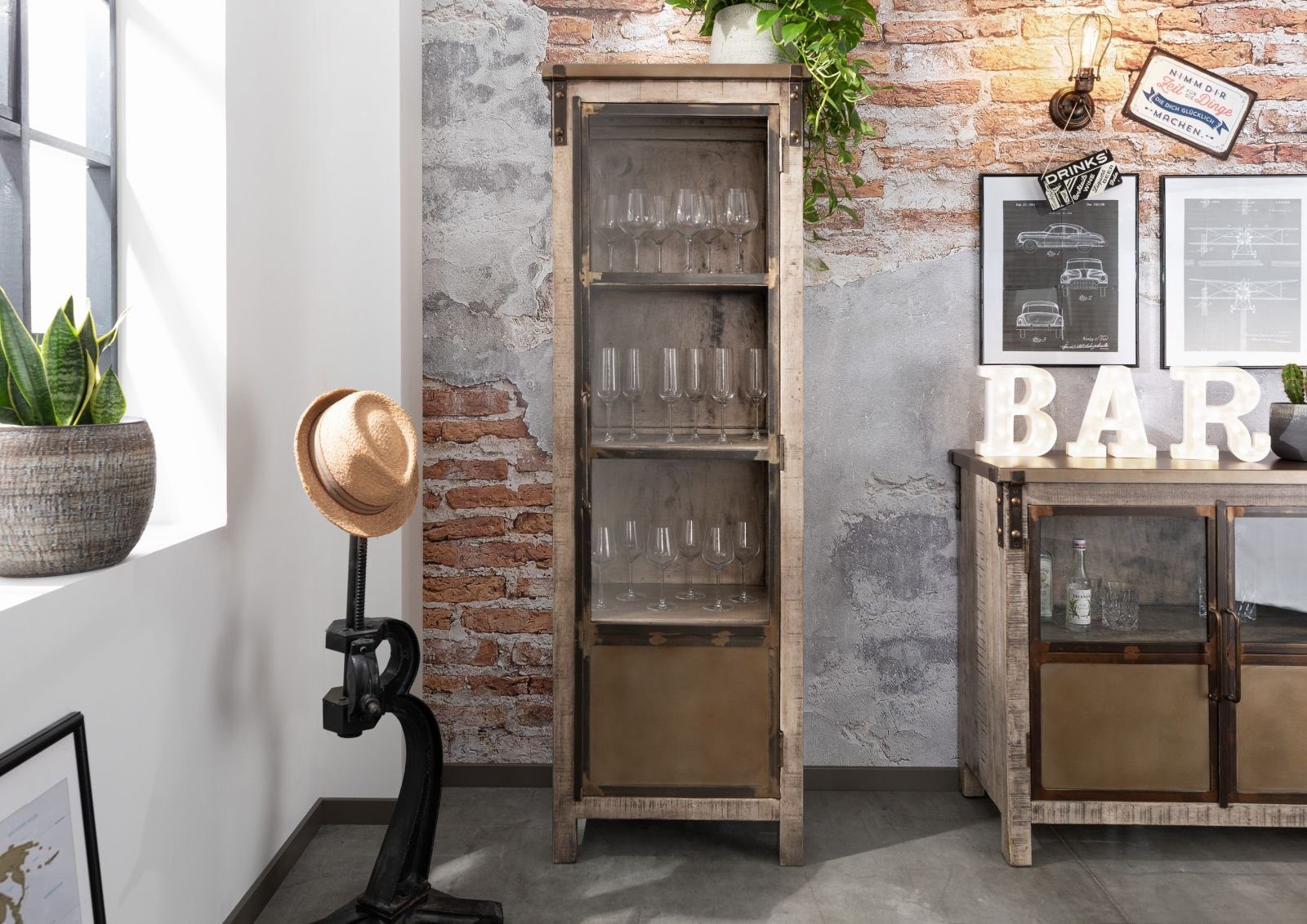 Massivmoebel24 Standvitrine HEAVY INDUSTRY (Vitrine Mango 60x40x180 braun lackiert HEAVY INDUSTRY #242) Vitrine Mango 60x40x180 braun lackiert HEAVY INDUSTRY #242