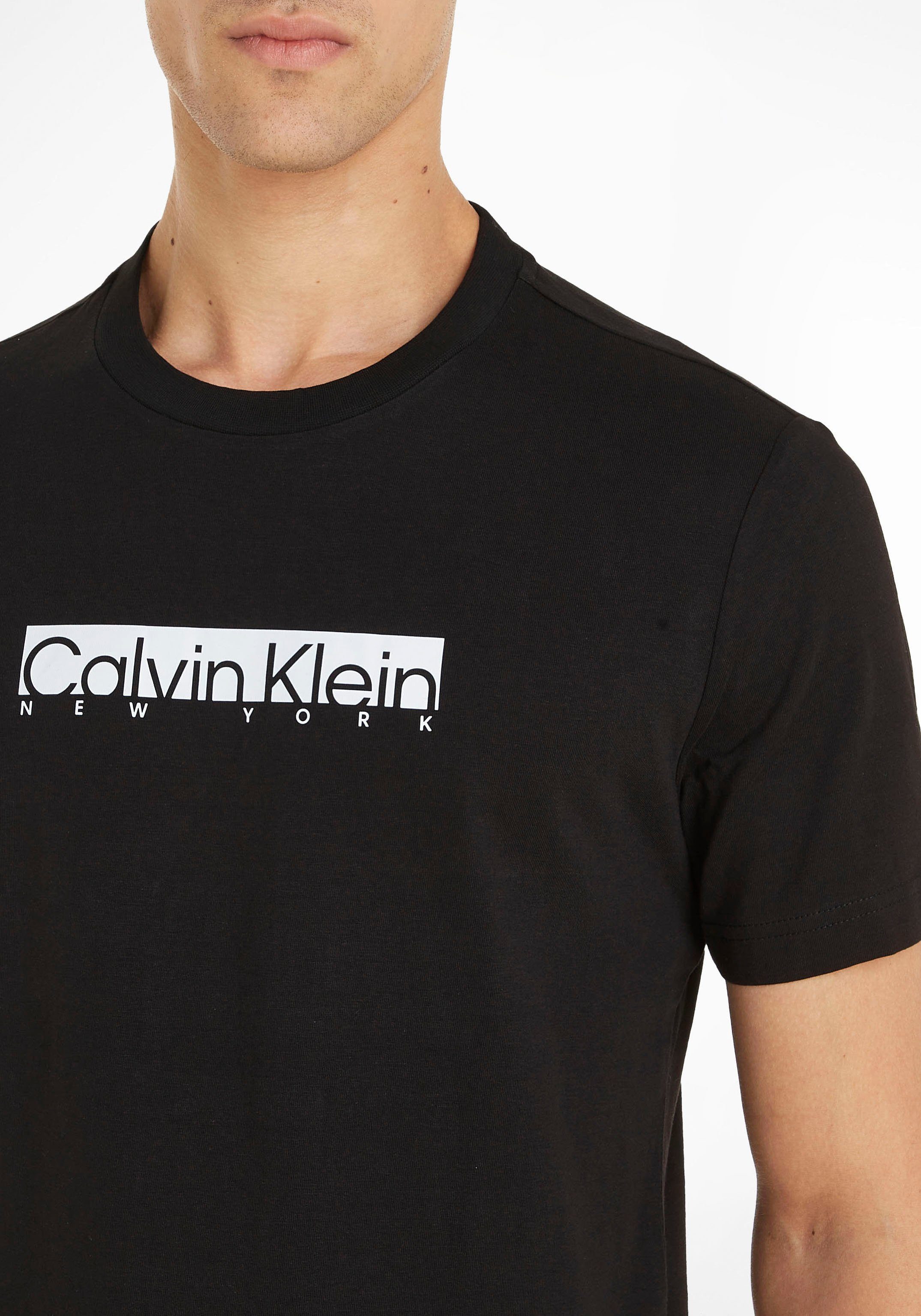 Kurzarmshirt Klein Logo Calvin der auf mit Klein Brust schwarz Calvin